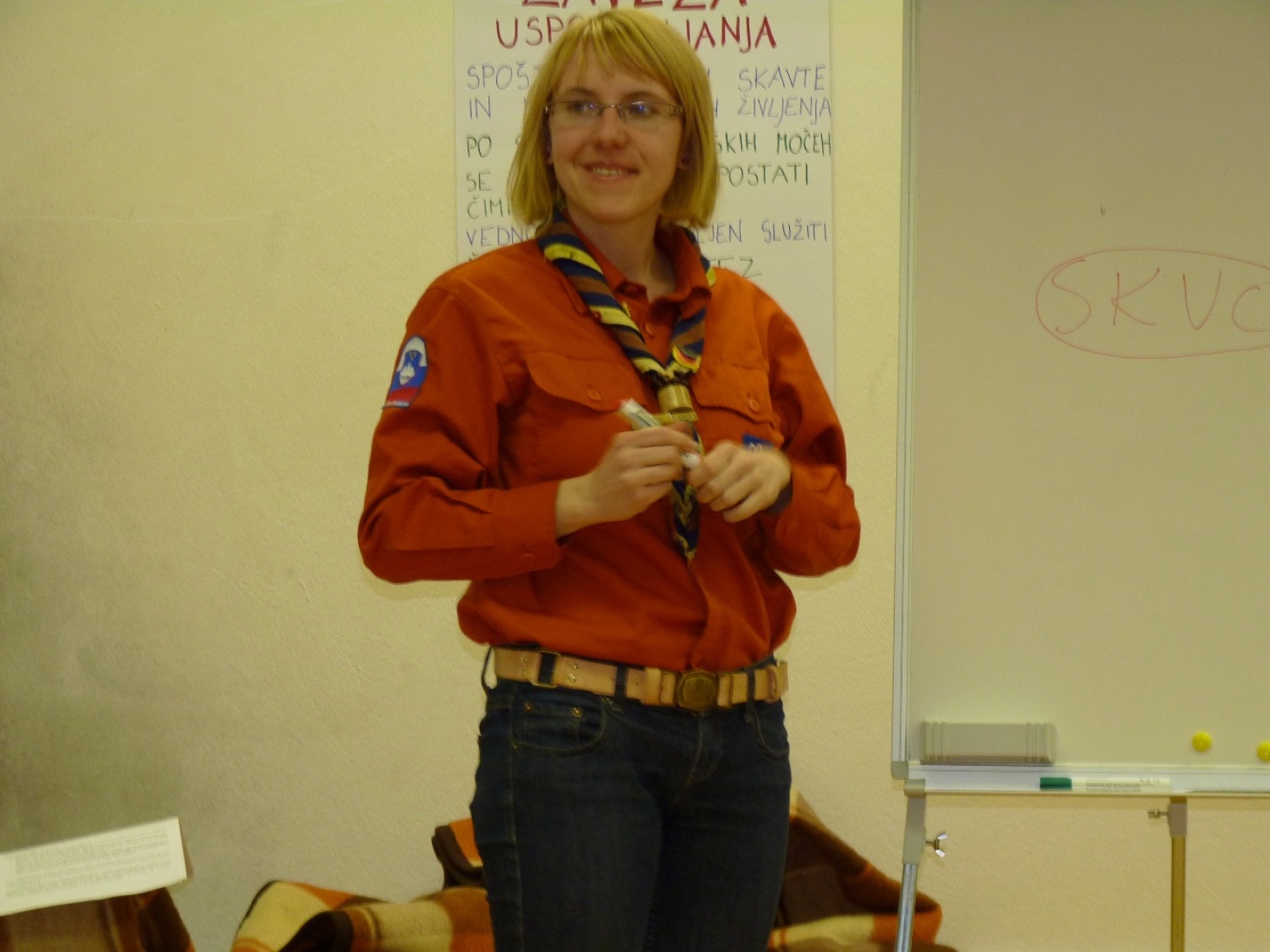 V vikendu od 25. - 27. 3. 2011 je v Trnjah pri Pivki potekalo prvo skavtsko izobraževanje za bogoslovce. Udeležilo se ga je 19 bogoslovcev iz ljubljanskega semenišča.

Pobuda za to izobraževanje je prišla iz poverjeništva za duhovnost z namenom, da bi bodoči duhovniki spoznali naše skavtsko gibanje in se tako lažje vključili v skavtsko življenje v župnijah, kjer bodo delovali.

V teh dneh smo poskušali čim bolje predstaviti skavtstvo, kot vzgojno sredstvo in način življenja. Govorili smo tudi o tem, da smo kot združenje, katoliški skavti in kako katolištvo vključujemo v našo vzgojo mladih. Pripravili smo temo o duhovnosti v skavtstvu in skavtski katehezi, preko zgodbe o Frančišku, vitezovanja in skavtskih maš pa so naš način duhovnosti doživeli tudi v praksi. Nekaj časa smo namenili še spoznavanju celotne skavtske strukture, skavtski metodi in delovanja naših stegov, manjkale pa niso tudi prave skavtske aktivnosti - kuhanje večerje na švedski bakli, bansi in igre, izdelovanje zastavic, dvig zastav, potep ...

Med vikendom smo uspeli ustvariti pravo skavtsko vzdušje in tako zopet dokazali, da skavtski duh lahko zaživi povsod in v nas vseh. Upamo, da bo tudi ta vikend prispeval k še boljšemu sodelovanju med duhovniki in skavti ter da bo čim več bogoslovcev zbralo pogum za vlogo DA-jev v naših stegih.

Kaj vse se je dogajalo pa naj povedo slike.