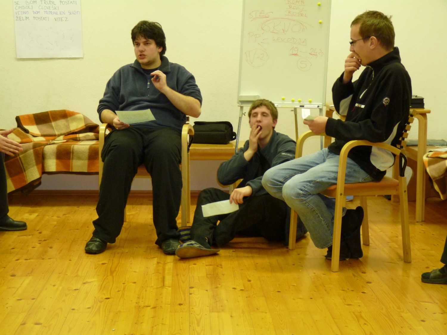 V vikendu od 25. - 27. 3. 2011 je v Trnjah pri Pivki potekalo prvo skavtsko izobraževanje za bogoslovce. Udeležilo se ga je 19 bogoslovcev iz ljubljanskega semenišča.

Pobuda za to izobraževanje je prišla iz poverjeništva za duhovnost z namenom, da bi bodoči duhovniki spoznali naše skavtsko gibanje in se tako lažje vključili v skavtsko življenje v župnijah, kjer bodo delovali.

V teh dneh smo poskušali čim bolje predstaviti skavtstvo, kot vzgojno sredstvo in način življenja. Govorili smo tudi o tem, da smo kot združenje, katoliški skavti in kako katolištvo vključujemo v našo vzgojo mladih. Pripravili smo temo o duhovnosti v skavtstvu in skavtski katehezi, preko zgodbe o Frančišku, vitezovanja in skavtskih maš pa so naš način duhovnosti doživeli tudi v praksi. Nekaj časa smo namenili še spoznavanju celotne skavtske strukture, skavtski metodi in delovanja naših stegov, manjkale pa niso tudi prave skavtske aktivnosti - kuhanje večerje na švedski bakli, bansi in igre, izdelovanje zastavic, dvig zastav, potep ...

Med vikendom smo uspeli ustvariti pravo skavtsko vzdušje in tako zopet dokazali, da skavtski duh lahko zaživi povsod in v nas vseh. Upamo, da bo tudi ta vikend prispeval k še boljšemu sodelovanju med duhovniki in skavti ter da bo čim več bogoslovcev zbralo pogum za vlogo DA-jev v naših stegih.

Kaj vse se je dogajalo pa naj povedo slike.