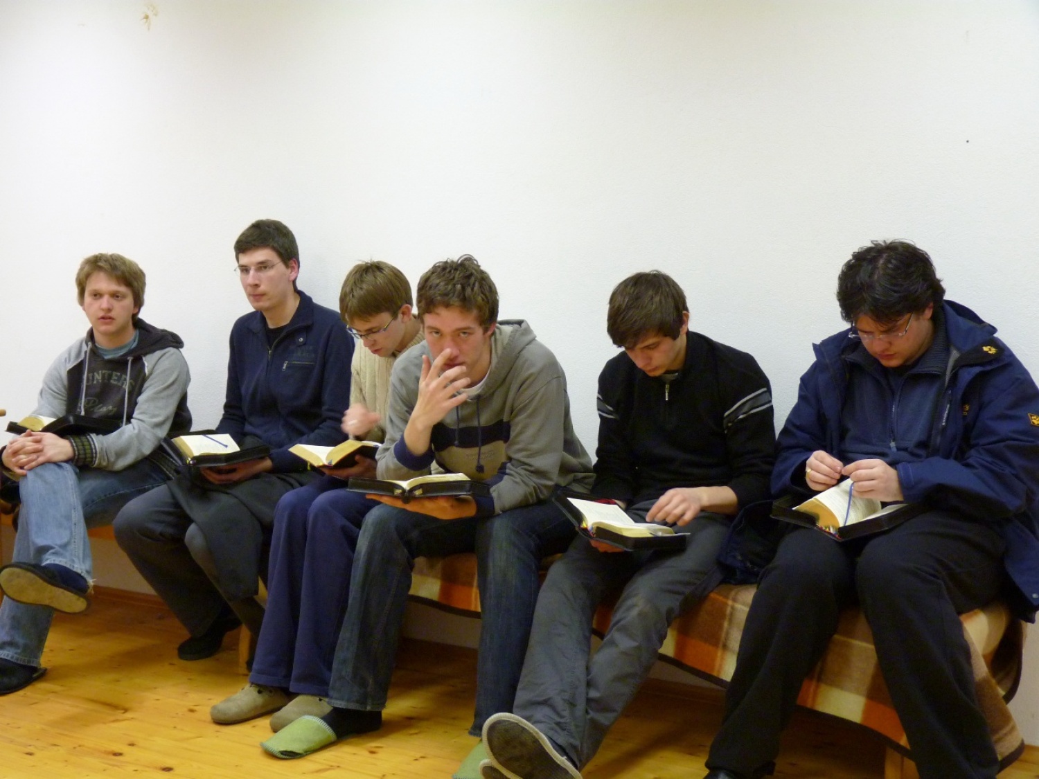 V vikendu od 25. - 27. 3. 2011 je v Trnjah pri Pivki potekalo prvo skavtsko izobraževanje za bogoslovce. Udeležilo se ga je 19 bogoslovcev iz ljubljanskega semenišča.

Pobuda za to izobraževanje je prišla iz poverjeništva za duhovnost z namenom, da bi bodoči duhovniki spoznali naše skavtsko gibanje in se tako lažje vključili v skavtsko življenje v župnijah, kjer bodo delovali.

V teh dneh smo poskušali čim bolje predstaviti skavtstvo, kot vzgojno sredstvo in način življenja. Govorili smo tudi o tem, da smo kot združenje, katoliški skavti in kako katolištvo vključujemo v našo vzgojo mladih. Pripravili smo temo o duhovnosti v skavtstvu in skavtski katehezi, preko zgodbe o Frančišku, vitezovanja in skavtskih maš pa so naš način duhovnosti doživeli tudi v praksi. Nekaj časa smo namenili še spoznavanju celotne skavtske strukture, skavtski metodi in delovanja naših stegov, manjkale pa niso tudi prave skavtske aktivnosti - kuhanje večerje na švedski bakli, bansi in igre, izdelovanje zastavic, dvig zastav, potep ...

Med vikendom smo uspeli ustvariti pravo skavtsko vzdušje in tako zopet dokazali, da skavtski duh lahko zaživi povsod in v nas vseh. Upamo, da bo tudi ta vikend prispeval k še boljšemu sodelovanju med duhovniki in skavti ter da bo čim več bogoslovcev zbralo pogum za vlogo DA-jev v naših stegih.

Kaj vse se je dogajalo pa naj povedo slike.