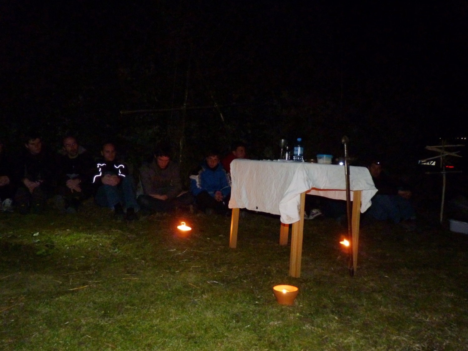 V vikendu od 25. - 27. 3. 2011 je v Trnjah pri Pivki potekalo prvo skavtsko izobraževanje za bogoslovce. Udeležilo se ga je 19 bogoslovcev iz ljubljanskega semenišča.

Pobuda za to izobraževanje je prišla iz poverjeništva za duhovnost z namenom, da bi bodoči duhovniki spoznali naše skavtsko gibanje in se tako lažje vključili v skavtsko življenje v župnijah, kjer bodo delovali.

V teh dneh smo poskušali čim bolje predstaviti skavtstvo, kot vzgojno sredstvo in način življenja. Govorili smo tudi o tem, da smo kot združenje, katoliški skavti in kako katolištvo vključujemo v našo vzgojo mladih. Pripravili smo temo o duhovnosti v skavtstvu in skavtski katehezi, preko zgodbe o Frančišku, vitezovanja in skavtskih maš pa so naš način duhovnosti doživeli tudi v praksi. Nekaj časa smo namenili še spoznavanju celotne skavtske strukture, skavtski metodi in delovanja naših stegov, manjkale pa niso tudi prave skavtske aktivnosti - kuhanje večerje na švedski bakli, bansi in igre, izdelovanje zastavic, dvig zastav, potep ...

Med vikendom smo uspeli ustvariti pravo skavtsko vzdušje in tako zopet dokazali, da skavtski duh lahko zaživi povsod in v nas vseh. Upamo, da bo tudi ta vikend prispeval k še boljšemu sodelovanju med duhovniki in skavti ter da bo čim več bogoslovcev zbralo pogum za vlogo DA-jev v naših stegih.

Kaj vse se je dogajalo pa naj povedo slike.