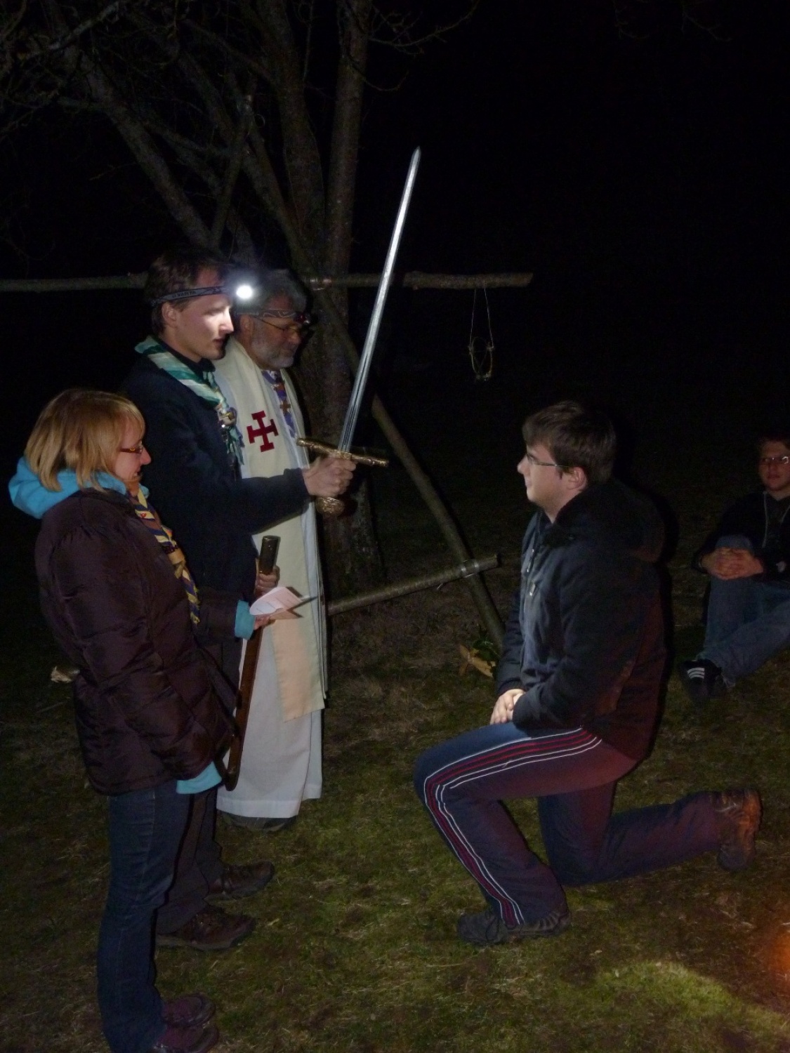 V vikendu od 25. - 27. 3. 2011 je v Trnjah pri Pivki potekalo prvo skavtsko izobraževanje za bogoslovce. Udeležilo se ga je 19 bogoslovcev iz ljubljanskega semenišča.

Pobuda za to izobraževanje je prišla iz poverjeništva za duhovnost z namenom, da bi bodoči duhovniki spoznali naše skavtsko gibanje in se tako lažje vključili v skavtsko življenje v župnijah, kjer bodo delovali.

V teh dneh smo poskušali čim bolje predstaviti skavtstvo, kot vzgojno sredstvo in način življenja. Govorili smo tudi o tem, da smo kot združenje, katoliški skavti in kako katolištvo vključujemo v našo vzgojo mladih. Pripravili smo temo o duhovnosti v skavtstvu in skavtski katehezi, preko zgodbe o Frančišku, vitezovanja in skavtskih maš pa so naš način duhovnosti doživeli tudi v praksi. Nekaj časa smo namenili še spoznavanju celotne skavtske strukture, skavtski metodi in delovanja naših stegov, manjkale pa niso tudi prave skavtske aktivnosti - kuhanje večerje na švedski bakli, bansi in igre, izdelovanje zastavic, dvig zastav, potep ...

Med vikendom smo uspeli ustvariti pravo skavtsko vzdušje in tako zopet dokazali, da skavtski duh lahko zaživi povsod in v nas vseh. Upamo, da bo tudi ta vikend prispeval k še boljšemu sodelovanju med duhovniki in skavti ter da bo čim več bogoslovcev zbralo pogum za vlogo DA-jev v naših stegih.

Kaj vse se je dogajalo pa naj povedo slike.