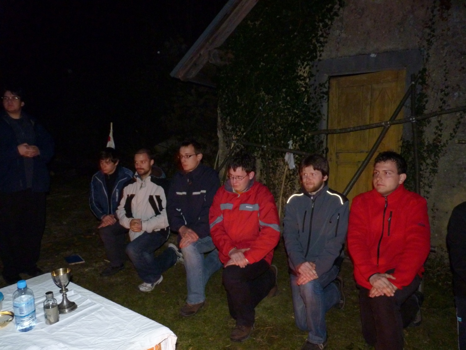 V vikendu od 25. - 27. 3. 2011 je v Trnjah pri Pivki potekalo prvo skavtsko izobraževanje za bogoslovce. Udeležilo se ga je 19 bogoslovcev iz ljubljanskega semenišča.

Pobuda za to izobraževanje je prišla iz poverjeništva za duhovnost z namenom, da bi bodoči duhovniki spoznali naše skavtsko gibanje in se tako lažje vključili v skavtsko življenje v župnijah, kjer bodo delovali.

V teh dneh smo poskušali čim bolje predstaviti skavtstvo, kot vzgojno sredstvo in način življenja. Govorili smo tudi o tem, da smo kot združenje, katoliški skavti in kako katolištvo vključujemo v našo vzgojo mladih. Pripravili smo temo o duhovnosti v skavtstvu in skavtski katehezi, preko zgodbe o Frančišku, vitezovanja in skavtskih maš pa so naš način duhovnosti doživeli tudi v praksi. Nekaj časa smo namenili še spoznavanju celotne skavtske strukture, skavtski metodi in delovanja naših stegov, manjkale pa niso tudi prave skavtske aktivnosti - kuhanje večerje na švedski bakli, bansi in igre, izdelovanje zastavic, dvig zastav, potep ...

Med vikendom smo uspeli ustvariti pravo skavtsko vzdušje in tako zopet dokazali, da skavtski duh lahko zaživi povsod in v nas vseh. Upamo, da bo tudi ta vikend prispeval k še boljšemu sodelovanju med duhovniki in skavti ter da bo čim več bogoslovcev zbralo pogum za vlogo DA-jev v naših stegih.

Kaj vse se je dogajalo pa naj povedo slike.