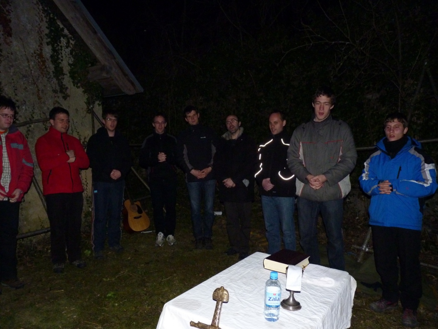 V vikendu od 25. - 27. 3. 2011 je v Trnjah pri Pivki potekalo prvo skavtsko izobraževanje za bogoslovce. Udeležilo se ga je 19 bogoslovcev iz ljubljanskega semenišča.

Pobuda za to izobraževanje je prišla iz poverjeništva za duhovnost z namenom, da bi bodoči duhovniki spoznali naše skavtsko gibanje in se tako lažje vključili v skavtsko življenje v župnijah, kjer bodo delovali.

V teh dneh smo poskušali čim bolje predstaviti skavtstvo, kot vzgojno sredstvo in način življenja. Govorili smo tudi o tem, da smo kot združenje, katoliški skavti in kako katolištvo vključujemo v našo vzgojo mladih. Pripravili smo temo o duhovnosti v skavtstvu in skavtski katehezi, preko zgodbe o Frančišku, vitezovanja in skavtskih maš pa so naš način duhovnosti doživeli tudi v praksi. Nekaj časa smo namenili še spoznavanju celotne skavtske strukture, skavtski metodi in delovanja naših stegov, manjkale pa niso tudi prave skavtske aktivnosti - kuhanje večerje na švedski bakli, bansi in igre, izdelovanje zastavic, dvig zastav, potep ...

Med vikendom smo uspeli ustvariti pravo skavtsko vzdušje in tako zopet dokazali, da skavtski duh lahko zaživi povsod in v nas vseh. Upamo, da bo tudi ta vikend prispeval k še boljšemu sodelovanju med duhovniki in skavti ter da bo čim več bogoslovcev zbralo pogum za vlogo DA-jev v naših stegih.

Kaj vse se je dogajalo pa naj povedo slike.