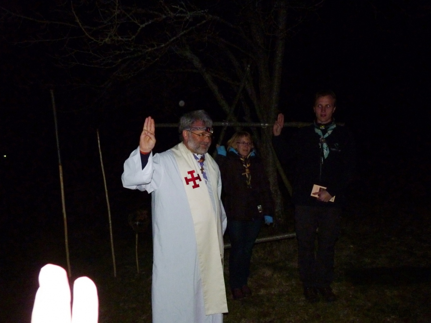 V vikendu od 25. - 27. 3. 2011 je v Trnjah pri Pivki potekalo prvo skavtsko izobraževanje za bogoslovce. Udeležilo se ga je 19 bogoslovcev iz ljubljanskega semenišča.

Pobuda za to izobraževanje je prišla iz poverjeništva za duhovnost z namenom, da bi bodoči duhovniki spoznali naše skavtsko gibanje in se tako lažje vključili v skavtsko življenje v župnijah, kjer bodo delovali.

V teh dneh smo poskušali čim bolje predstaviti skavtstvo, kot vzgojno sredstvo in način življenja. Govorili smo tudi o tem, da smo kot združenje, katoliški skavti in kako katolištvo vključujemo v našo vzgojo mladih. Pripravili smo temo o duhovnosti v skavtstvu in skavtski katehezi, preko zgodbe o Frančišku, vitezovanja in skavtskih maš pa so naš način duhovnosti doživeli tudi v praksi. Nekaj časa smo namenili še spoznavanju celotne skavtske strukture, skavtski metodi in delovanja naših stegov, manjkale pa niso tudi prave skavtske aktivnosti - kuhanje večerje na švedski bakli, bansi in igre, izdelovanje zastavic, dvig zastav, potep ...

Med vikendom smo uspeli ustvariti pravo skavtsko vzdušje in tako zopet dokazali, da skavtski duh lahko zaživi povsod in v nas vseh. Upamo, da bo tudi ta vikend prispeval k še boljšemu sodelovanju med duhovniki in skavti ter da bo čim več bogoslovcev zbralo pogum za vlogo DA-jev v naših stegih.

Kaj vse se je dogajalo pa naj povedo slike.