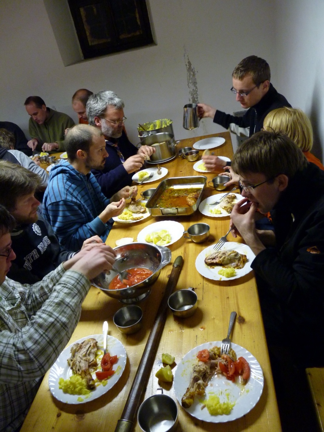 V vikendu od 25. - 27. 3. 2011 je v Trnjah pri Pivki potekalo prvo skavtsko izobraževanje za bogoslovce. Udeležilo se ga je 19 bogoslovcev iz ljubljanskega semenišča.

Pobuda za to izobraževanje je prišla iz poverjeništva za duhovnost z namenom, da bi bodoči duhovniki spoznali naše skavtsko gibanje in se tako lažje vključili v skavtsko življenje v župnijah, kjer bodo delovali.

V teh dneh smo poskušali čim bolje predstaviti skavtstvo, kot vzgojno sredstvo in način življenja. Govorili smo tudi o tem, da smo kot združenje, katoliški skavti in kako katolištvo vključujemo v našo vzgojo mladih. Pripravili smo temo o duhovnosti v skavtstvu in skavtski katehezi, preko zgodbe o Frančišku, vitezovanja in skavtskih maš pa so naš način duhovnosti doživeli tudi v praksi. Nekaj časa smo namenili še spoznavanju celotne skavtske strukture, skavtski metodi in delovanja naših stegov, manjkale pa niso tudi prave skavtske aktivnosti - kuhanje večerje na švedski bakli, bansi in igre, izdelovanje zastavic, dvig zastav, potep ...

Med vikendom smo uspeli ustvariti pravo skavtsko vzdušje in tako zopet dokazali, da skavtski duh lahko zaživi povsod in v nas vseh. Upamo, da bo tudi ta vikend prispeval k še boljšemu sodelovanju med duhovniki in skavti ter da bo čim več bogoslovcev zbralo pogum za vlogo DA-jev v naših stegih.

Kaj vse se je dogajalo pa naj povedo slike.