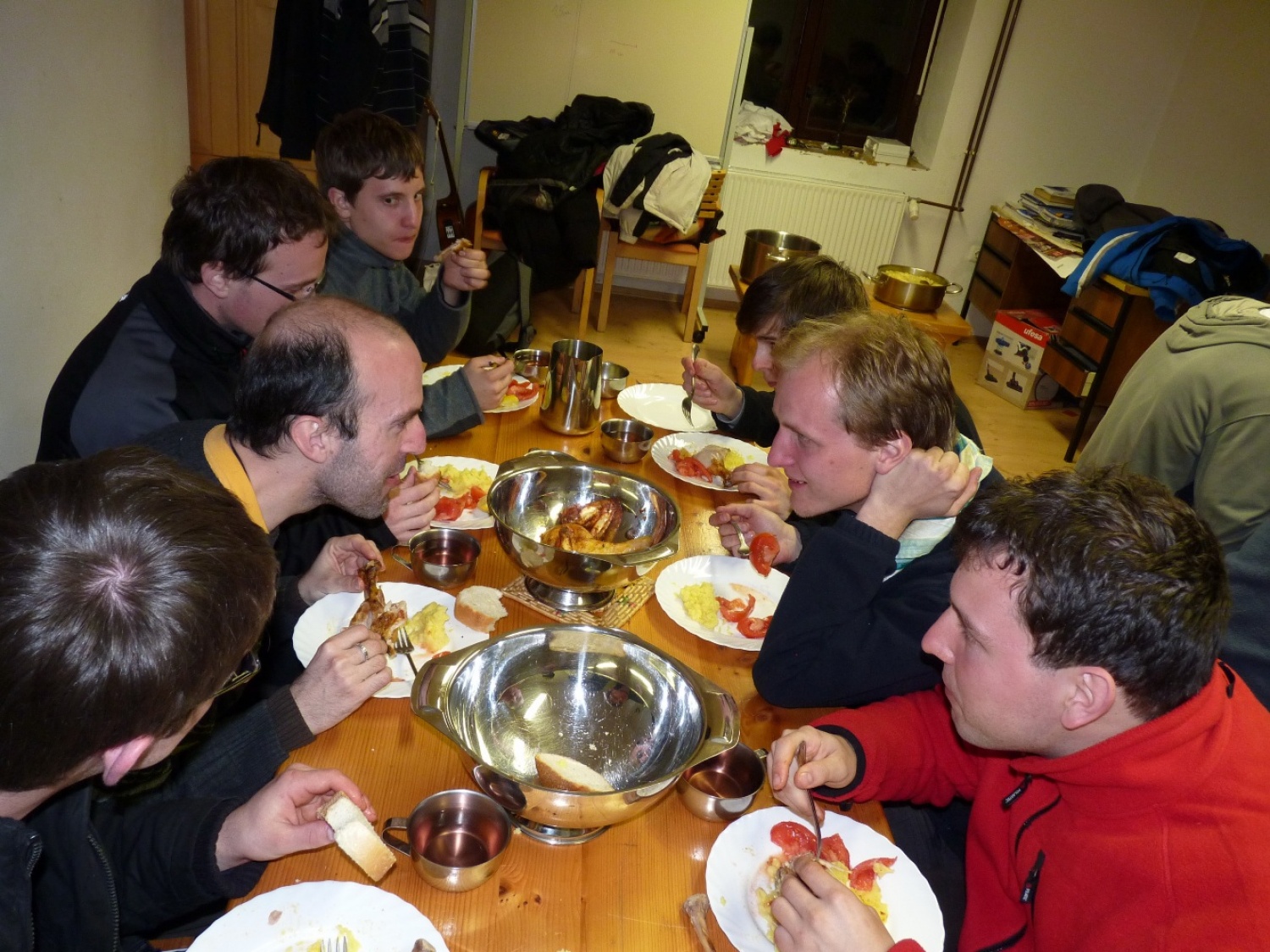 V vikendu od 25. - 27. 3. 2011 je v Trnjah pri Pivki potekalo prvo skavtsko izobraževanje za bogoslovce. Udeležilo se ga je 19 bogoslovcev iz ljubljanskega semenišča.

Pobuda za to izobraževanje je prišla iz poverjeništva za duhovnost z namenom, da bi bodoči duhovniki spoznali naše skavtsko gibanje in se tako lažje vključili v skavtsko življenje v župnijah, kjer bodo delovali.

V teh dneh smo poskušali čim bolje predstaviti skavtstvo, kot vzgojno sredstvo in način življenja. Govorili smo tudi o tem, da smo kot združenje, katoliški skavti in kako katolištvo vključujemo v našo vzgojo mladih. Pripravili smo temo o duhovnosti v skavtstvu in skavtski katehezi, preko zgodbe o Frančišku, vitezovanja in skavtskih maš pa so naš način duhovnosti doživeli tudi v praksi. Nekaj časa smo namenili še spoznavanju celotne skavtske strukture, skavtski metodi in delovanja naših stegov, manjkale pa niso tudi prave skavtske aktivnosti - kuhanje večerje na švedski bakli, bansi in igre, izdelovanje zastavic, dvig zastav, potep ...

Med vikendom smo uspeli ustvariti pravo skavtsko vzdušje in tako zopet dokazali, da skavtski duh lahko zaživi povsod in v nas vseh. Upamo, da bo tudi ta vikend prispeval k še boljšemu sodelovanju med duhovniki in skavti ter da bo čim več bogoslovcev zbralo pogum za vlogo DA-jev v naših stegih.

Kaj vse se je dogajalo pa naj povedo slike.