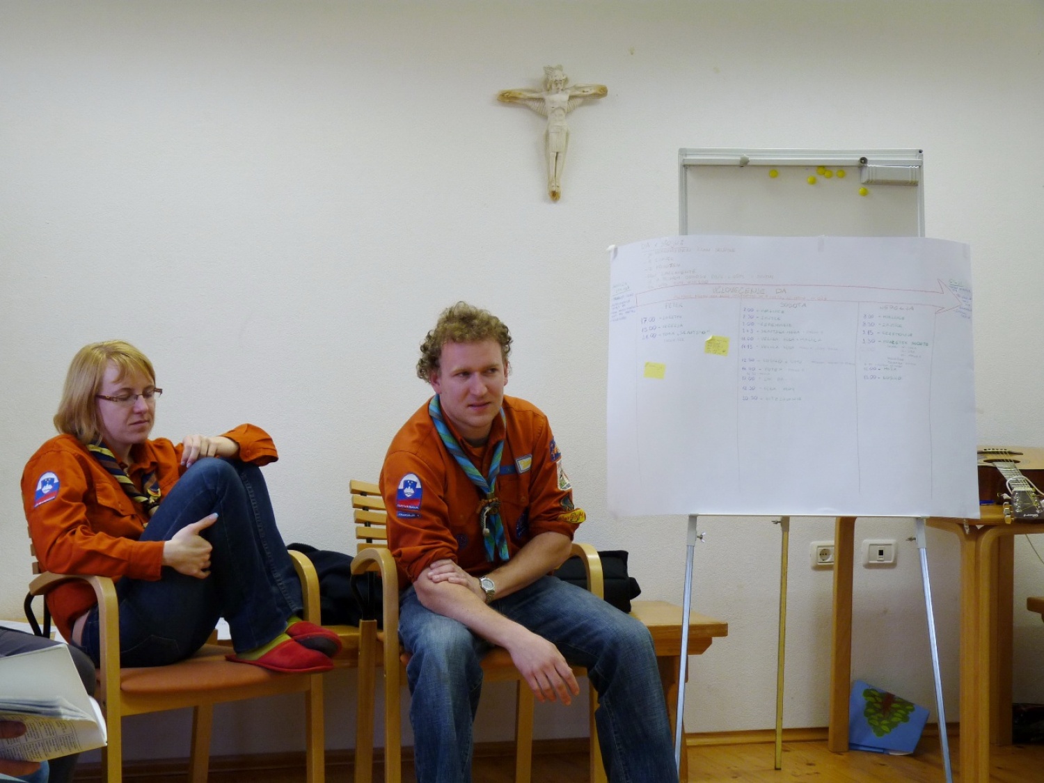 V vikendu od 25. - 27. 3. 2011 je v Trnjah pri Pivki potekalo prvo skavtsko izobraževanje za bogoslovce. Udeležilo se ga je 19 bogoslovcev iz ljubljanskega semenišča.

Pobuda za to izobraževanje je prišla iz poverjeništva za duhovnost z namenom, da bi bodoči duhovniki spoznali naše skavtsko gibanje in se tako lažje vključili v skavtsko življenje v župnijah, kjer bodo delovali.

V teh dneh smo poskušali čim bolje predstaviti skavtstvo, kot vzgojno sredstvo in način življenja. Govorili smo tudi o tem, da smo kot združenje, katoliški skavti in kako katolištvo vključujemo v našo vzgojo mladih. Pripravili smo temo o duhovnosti v skavtstvu in skavtski katehezi, preko zgodbe o Frančišku, vitezovanja in skavtskih maš pa so naš način duhovnosti doživeli tudi v praksi. Nekaj časa smo namenili še spoznavanju celotne skavtske strukture, skavtski metodi in delovanja naših stegov, manjkale pa niso tudi prave skavtske aktivnosti - kuhanje večerje na švedski bakli, bansi in igre, izdelovanje zastavic, dvig zastav, potep ...

Med vikendom smo uspeli ustvariti pravo skavtsko vzdušje in tako zopet dokazali, da skavtski duh lahko zaživi povsod in v nas vseh. Upamo, da bo tudi ta vikend prispeval k še boljšemu sodelovanju med duhovniki in skavti ter da bo čim več bogoslovcev zbralo pogum za vlogo DA-jev v naših stegih.

Kaj vse se je dogajalo pa naj povedo slike.