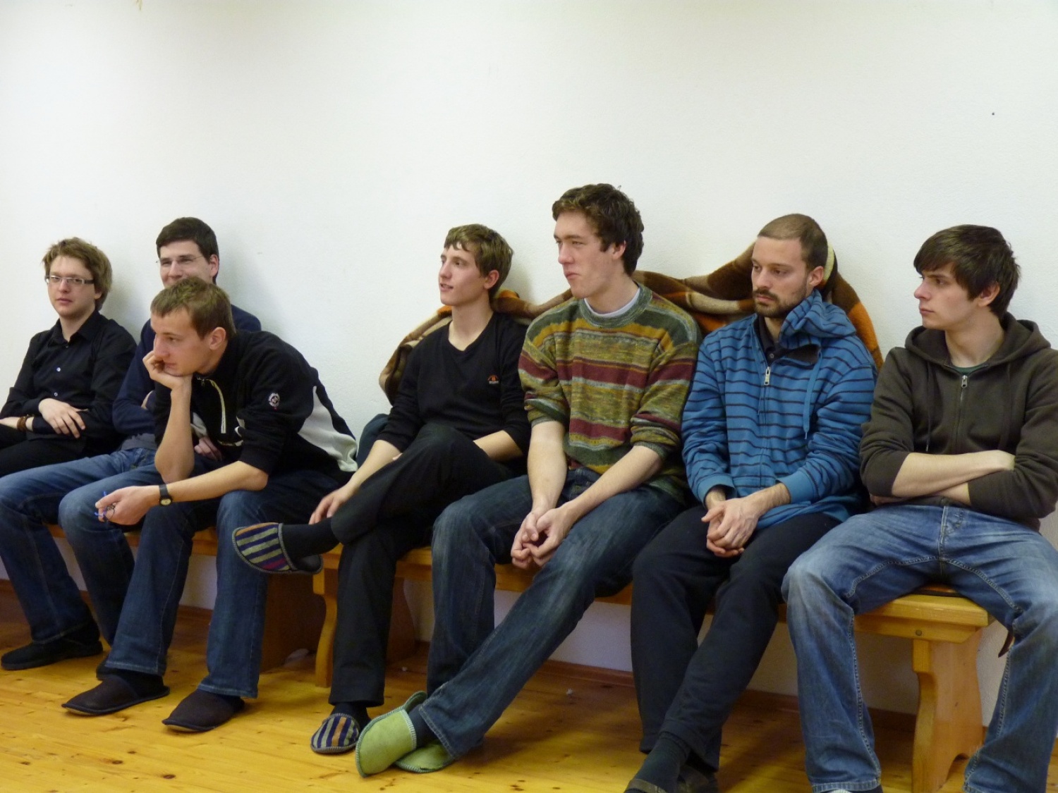 V vikendu od 25. - 27. 3. 2011 je v Trnjah pri Pivki potekalo prvo skavtsko izobraževanje za bogoslovce. Udeležilo se ga je 19 bogoslovcev iz ljubljanskega semenišča.

Pobuda za to izobraževanje je prišla iz poverjeništva za duhovnost z namenom, da bi bodoči duhovniki spoznali naše skavtsko gibanje in se tako lažje vključili v skavtsko življenje v župnijah, kjer bodo delovali.

V teh dneh smo poskušali čim bolje predstaviti skavtstvo, kot vzgojno sredstvo in način življenja. Govorili smo tudi o tem, da smo kot združenje, katoliški skavti in kako katolištvo vključujemo v našo vzgojo mladih. Pripravili smo temo o duhovnosti v skavtstvu in skavtski katehezi, preko zgodbe o Frančišku, vitezovanja in skavtskih maš pa so naš način duhovnosti doživeli tudi v praksi. Nekaj časa smo namenili še spoznavanju celotne skavtske strukture, skavtski metodi in delovanja naših stegov, manjkale pa niso tudi prave skavtske aktivnosti - kuhanje večerje na švedski bakli, bansi in igre, izdelovanje zastavic, dvig zastav, potep ...

Med vikendom smo uspeli ustvariti pravo skavtsko vzdušje in tako zopet dokazali, da skavtski duh lahko zaživi povsod in v nas vseh. Upamo, da bo tudi ta vikend prispeval k še boljšemu sodelovanju med duhovniki in skavti ter da bo čim več bogoslovcev zbralo pogum za vlogo DA-jev v naših stegih.

Kaj vse se je dogajalo pa naj povedo slike.