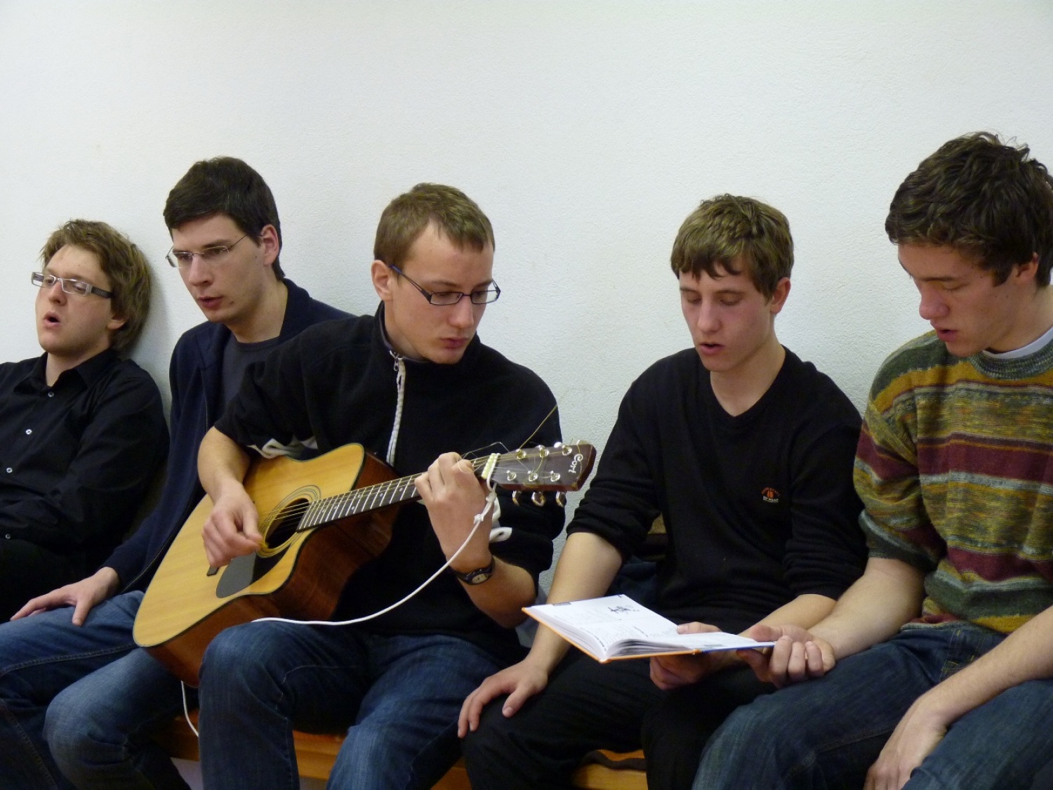 V vikendu od 25. - 27. 3. 2011 je v Trnjah pri Pivki potekalo prvo skavtsko izobraževanje za bogoslovce. Udeležilo se ga je 19 bogoslovcev iz ljubljanskega semenišča.

Pobuda za to izobraževanje je prišla iz poverjeništva za duhovnost z namenom, da bi bodoči duhovniki spoznali naše skavtsko gibanje in se tako lažje vključili v skavtsko življenje v župnijah, kjer bodo delovali.

V teh dneh smo poskušali čim bolje predstaviti skavtstvo, kot vzgojno sredstvo in način življenja. Govorili smo tudi o tem, da smo kot združenje, katoliški skavti in kako katolištvo vključujemo v našo vzgojo mladih. Pripravili smo temo o duhovnosti v skavtstvu in skavtski katehezi, preko zgodbe o Frančišku, vitezovanja in skavtskih maš pa so naš način duhovnosti doživeli tudi v praksi. Nekaj časa smo namenili še spoznavanju celotne skavtske strukture, skavtski metodi in delovanja naših stegov, manjkale pa niso tudi prave skavtske aktivnosti - kuhanje večerje na švedski bakli, bansi in igre, izdelovanje zastavic, dvig zastav, potep ...

Med vikendom smo uspeli ustvariti pravo skavtsko vzdušje in tako zopet dokazali, da skavtski duh lahko zaživi povsod in v nas vseh. Upamo, da bo tudi ta vikend prispeval k še boljšemu sodelovanju med duhovniki in skavti ter da bo čim več bogoslovcev zbralo pogum za vlogo DA-jev v naših stegih.

Kaj vse se je dogajalo pa naj povedo slike.