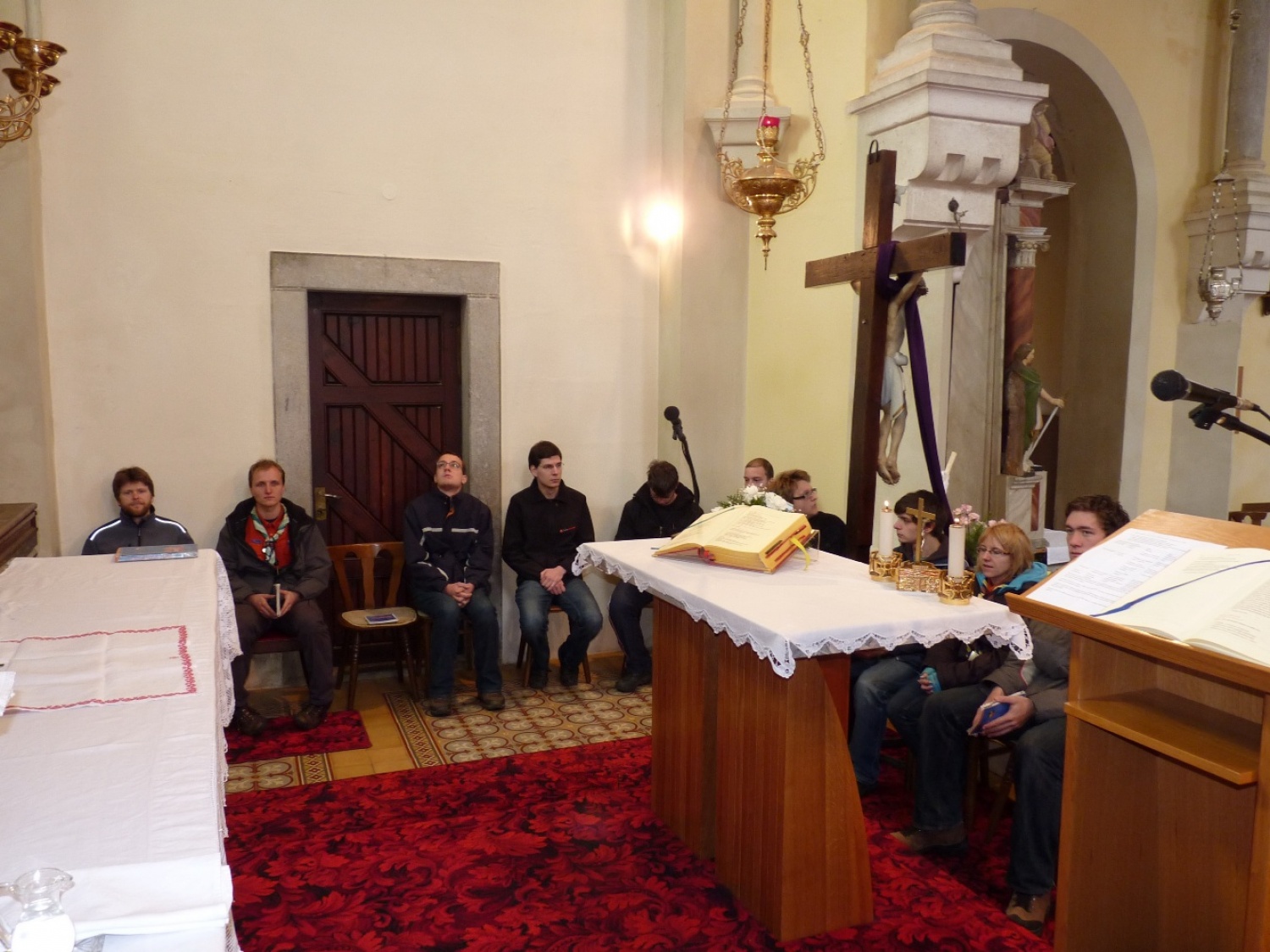 V vikendu od 25. - 27. 3. 2011 je v Trnjah pri Pivki potekalo prvo skavtsko izobraževanje za bogoslovce. Udeležilo se ga je 19 bogoslovcev iz ljubljanskega semenišča.

Pobuda za to izobraževanje je prišla iz poverjeništva za duhovnost z namenom, da bi bodoči duhovniki spoznali naše skavtsko gibanje in se tako lažje vključili v skavtsko življenje v župnijah, kjer bodo delovali.

V teh dneh smo poskušali čim bolje predstaviti skavtstvo, kot vzgojno sredstvo in način življenja. Govorili smo tudi o tem, da smo kot združenje, katoliški skavti in kako katolištvo vključujemo v našo vzgojo mladih. Pripravili smo temo o duhovnosti v skavtstvu in skavtski katehezi, preko zgodbe o Frančišku, vitezovanja in skavtskih maš pa so naš način duhovnosti doživeli tudi v praksi. Nekaj časa smo namenili še spoznavanju celotne skavtske strukture, skavtski metodi in delovanja naših stegov, manjkale pa niso tudi prave skavtske aktivnosti - kuhanje večerje na švedski bakli, bansi in igre, izdelovanje zastavic, dvig zastav, potep ...

Med vikendom smo uspeli ustvariti pravo skavtsko vzdušje in tako zopet dokazali, da skavtski duh lahko zaživi povsod in v nas vseh. Upamo, da bo tudi ta vikend prispeval k še boljšemu sodelovanju med duhovniki in skavti ter da bo čim več bogoslovcev zbralo pogum za vlogo DA-jev v naših stegih.

Kaj vse se je dogajalo pa naj povedo slike.