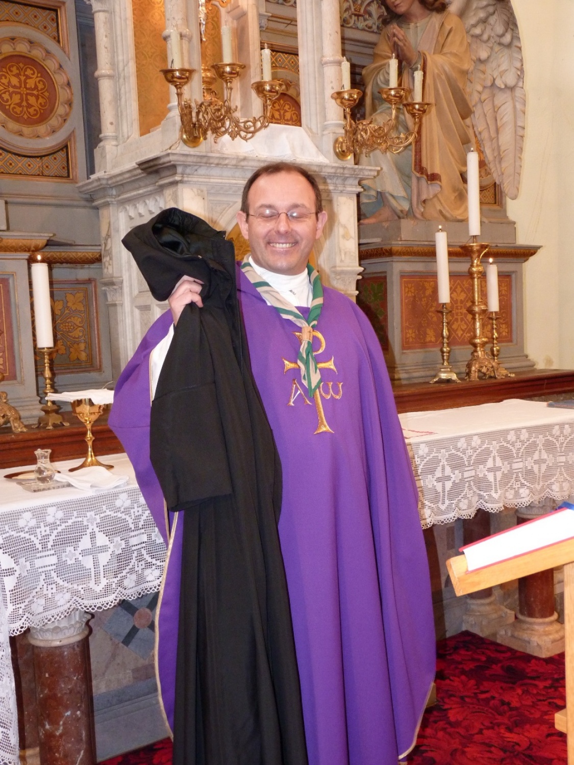 V vikendu od 25. - 27. 3. 2011 je v Trnjah pri Pivki potekalo prvo skavtsko izobraževanje za bogoslovce. Udeležilo se ga je 19 bogoslovcev iz ljubljanskega semenišča.

Pobuda za to izobraževanje je prišla iz poverjeništva za duhovnost z namenom, da bi bodoči duhovniki spoznali naše skavtsko gibanje in se tako lažje vključili v skavtsko življenje v župnijah, kjer bodo delovali.

V teh dneh smo poskušali čim bolje predstaviti skavtstvo, kot vzgojno sredstvo in način življenja. Govorili smo tudi o tem, da smo kot združenje, katoliški skavti in kako katolištvo vključujemo v našo vzgojo mladih. Pripravili smo temo o duhovnosti v skavtstvu in skavtski katehezi, preko zgodbe o Frančišku, vitezovanja in skavtskih maš pa so naš način duhovnosti doživeli tudi v praksi. Nekaj časa smo namenili še spoznavanju celotne skavtske strukture, skavtski metodi in delovanja naših stegov, manjkale pa niso tudi prave skavtske aktivnosti - kuhanje večerje na švedski bakli, bansi in igre, izdelovanje zastavic, dvig zastav, potep ...

Med vikendom smo uspeli ustvariti pravo skavtsko vzdušje in tako zopet dokazali, da skavtski duh lahko zaživi povsod in v nas vseh. Upamo, da bo tudi ta vikend prispeval k še boljšemu sodelovanju med duhovniki in skavti ter da bo čim več bogoslovcev zbralo pogum za vlogo DA-jev v naših stegih.

Kaj vse se je dogajalo pa naj povedo slike.