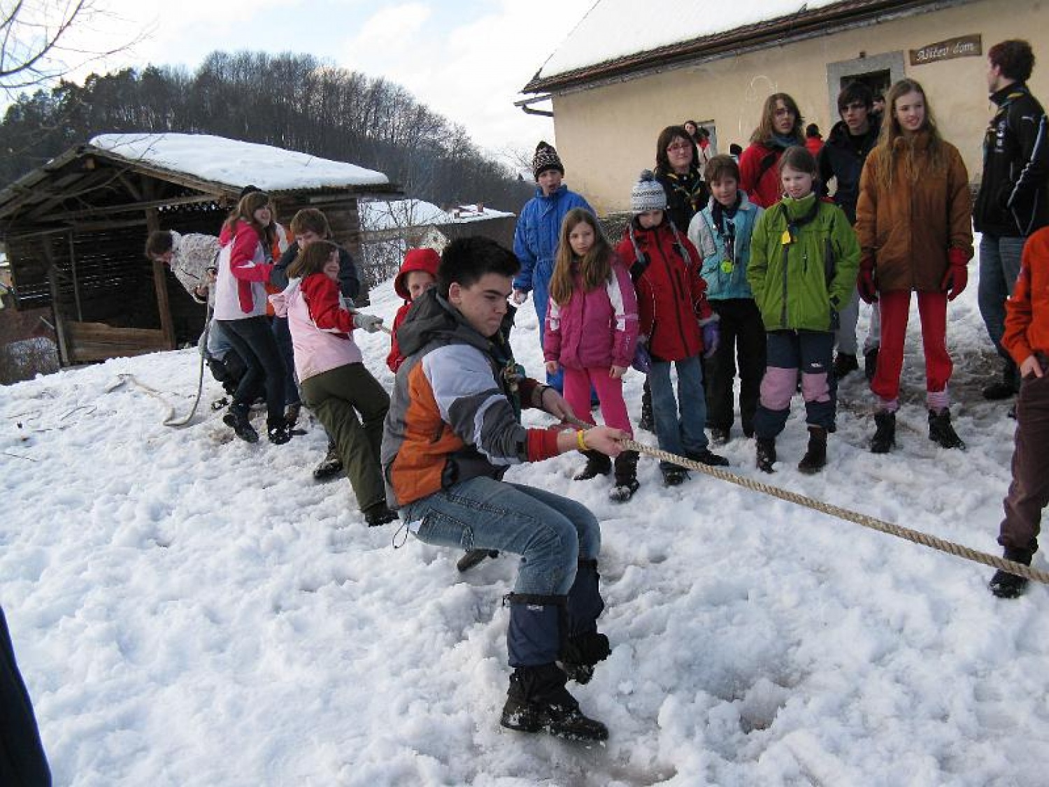Od petka, 19.2., do ponedeljka, 22.2.2010, smo bili novomeški skavti na skupnem zimovanju. Odločili smo se, da se izstrelimo na planet Skavton v Vnanjih Goricah. Na tem planetu smo si poiskali zatočišče v Mavrični hiši. Od tod smo reševali Zemljo, tako da smo vsak dan spoznali enega od štirih glavnih elementov življenja.