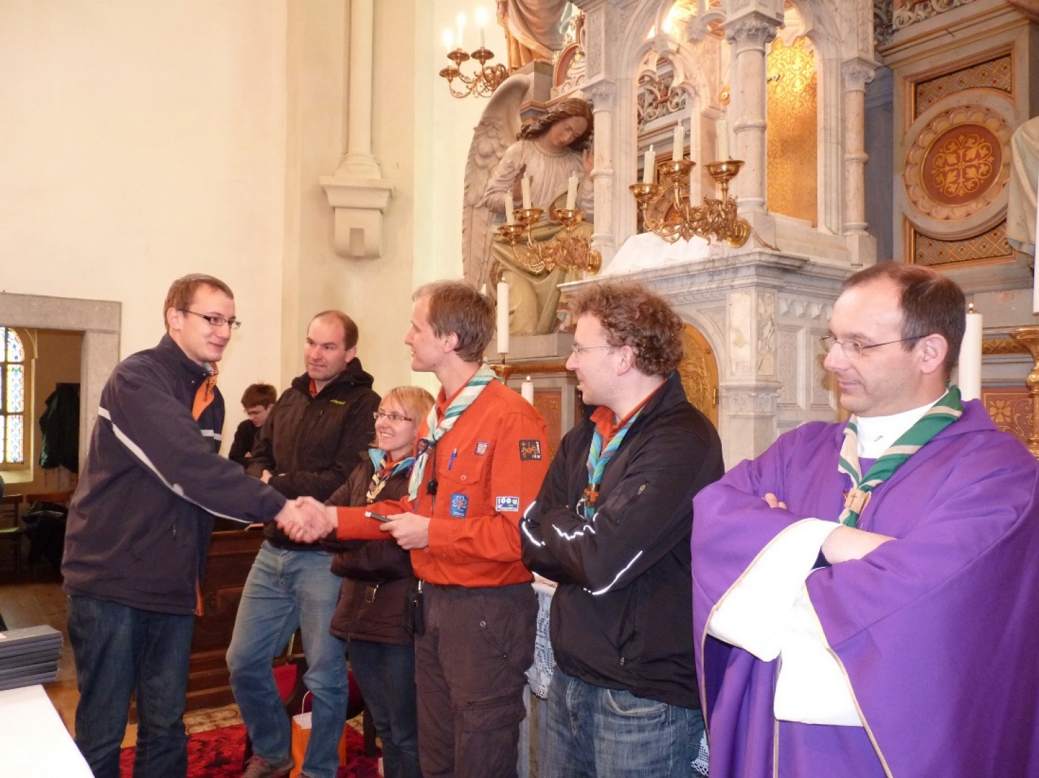 V vikendu od 25. - 27. 3. 2011 je v Trnjah pri Pivki potekalo prvo skavtsko izobraževanje za bogoslovce. Udeležilo se ga je 19 bogoslovcev iz ljubljanskega semenišča.

Pobuda za to izobraževanje je prišla iz poverjeništva za duhovnost z namenom, da bi bodoči duhovniki spoznali naše skavtsko gibanje in se tako lažje vključili v skavtsko življenje v župnijah, kjer bodo delovali.

V teh dneh smo poskušali čim bolje predstaviti skavtstvo, kot vzgojno sredstvo in način življenja. Govorili smo tudi o tem, da smo kot združenje, katoliški skavti in kako katolištvo vključujemo v našo vzgojo mladih. Pripravili smo temo o duhovnosti v skavtstvu in skavtski katehezi, preko zgodbe o Frančišku, vitezovanja in skavtskih maš pa so naš način duhovnosti doživeli tudi v praksi. Nekaj časa smo namenili še spoznavanju celotne skavtske strukture, skavtski metodi in delovanja naših stegov, manjkale pa niso tudi prave skavtske aktivnosti - kuhanje večerje na švedski bakli, bansi in igre, izdelovanje zastavic, dvig zastav, potep ...

Med vikendom smo uspeli ustvariti pravo skavtsko vzdušje in tako zopet dokazali, da skavtski duh lahko zaživi povsod in v nas vseh. Upamo, da bo tudi ta vikend prispeval k še boljšemu sodelovanju med duhovniki in skavti ter da bo čim več bogoslovcev zbralo pogum za vlogo DA-jev v naših stegih.

Kaj vse se je dogajalo pa naj povedo slike.