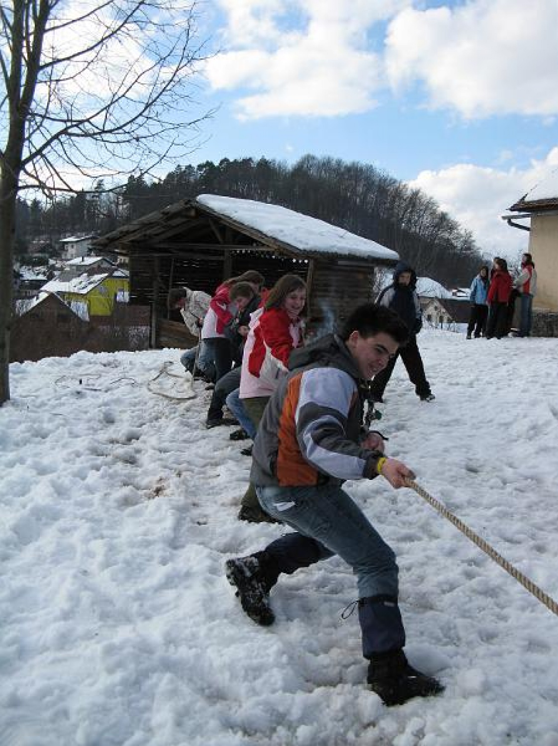 Od petka, 19.2., do ponedeljka, 22.2.2010, smo bili novomeški skavti na skupnem zimovanju. Odločili smo se, da se izstrelimo na planet Skavton v Vnanjih Goricah. Na tem planetu smo si poiskali zatočišče v Mavrični hiši. Od tod smo reševali Zemljo, tako da smo vsak dan spoznali enega od štirih glavnih elementov življenja.