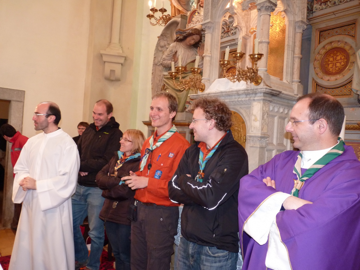 V vikendu od 25. - 27. 3. 2011 je v Trnjah pri Pivki potekalo prvo skavtsko izobraževanje za bogoslovce. Udeležilo se ga je 19 bogoslovcev iz ljubljanskega semenišča.

Pobuda za to izobraževanje je prišla iz poverjeništva za duhovnost z namenom, da bi bodoči duhovniki spoznali naše skavtsko gibanje in se tako lažje vključili v skavtsko življenje v župnijah, kjer bodo delovali.

V teh dneh smo poskušali čim bolje predstaviti skavtstvo, kot vzgojno sredstvo in način življenja. Govorili smo tudi o tem, da smo kot združenje, katoliški skavti in kako katolištvo vključujemo v našo vzgojo mladih. Pripravili smo temo o duhovnosti v skavtstvu in skavtski katehezi, preko zgodbe o Frančišku, vitezovanja in skavtskih maš pa so naš način duhovnosti doživeli tudi v praksi. Nekaj časa smo namenili še spoznavanju celotne skavtske strukture, skavtski metodi in delovanja naših stegov, manjkale pa niso tudi prave skavtske aktivnosti - kuhanje večerje na švedski bakli, bansi in igre, izdelovanje zastavic, dvig zastav, potep ...

Med vikendom smo uspeli ustvariti pravo skavtsko vzdušje in tako zopet dokazali, da skavtski duh lahko zaživi povsod in v nas vseh. Upamo, da bo tudi ta vikend prispeval k še boljšemu sodelovanju med duhovniki in skavti ter da bo čim več bogoslovcev zbralo pogum za vlogo DA-jev v naših stegih.

Kaj vse se je dogajalo pa naj povedo slike.