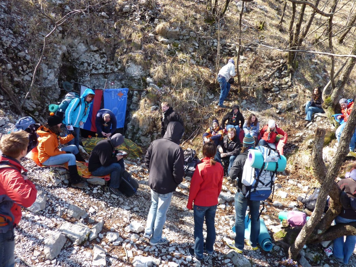 V sobotnem jutru, 19.3.2011, smo se številni voditelji (NO) PP iz vse Slovenije odpravili proti Kekcu nad Novo Gorico. Pričakalo nas je nasmejano vodstvo, nam postreglo z zajtrkom in nas že kar takoj poslalo na pot v 4 manjših skupinah.