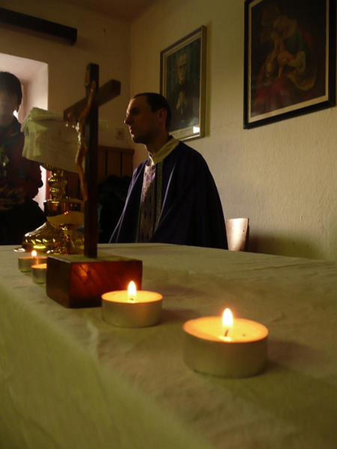 Od petka, 19.2., do ponedeljka, 22.2.2010, smo bili novomeški skavti na skupnem zimovanju. Odločili smo se, da se izstrelimo na planet Skavton v Vnanjih Goricah. Na tem planetu smo si poiskali zatočišče v Mavrični hiši. Od tod smo reševali Zemljo, tako da smo vsak dan spoznali enega od štirih glavnih elementov življenja.