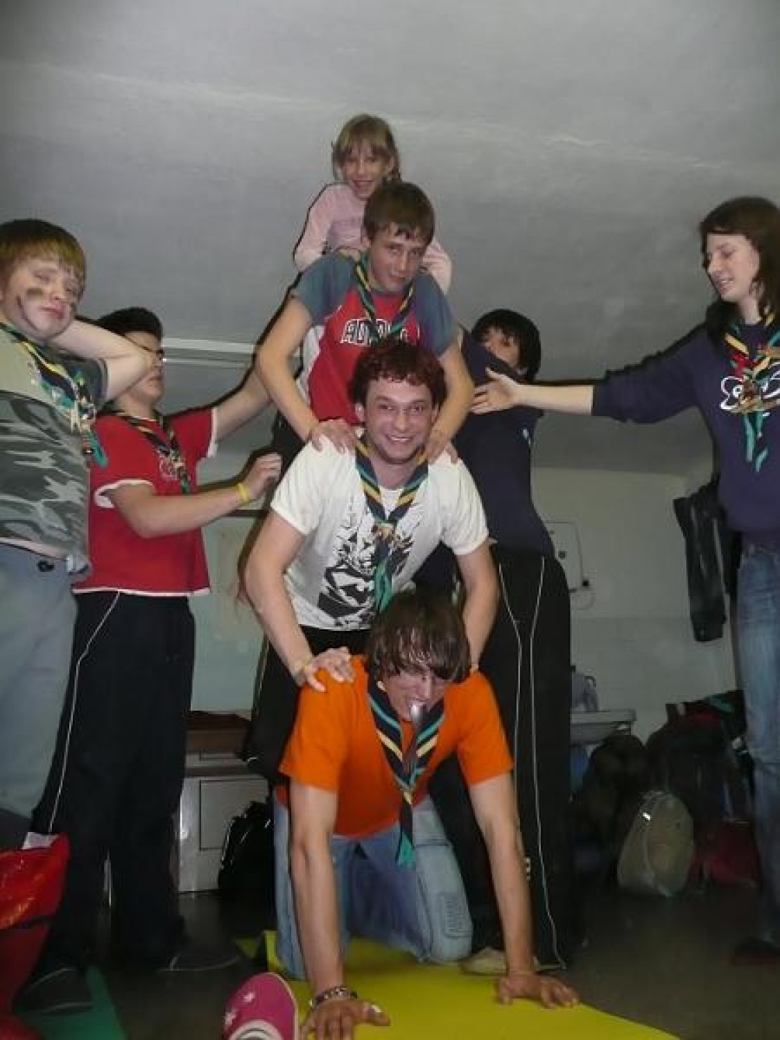 Od petka, 19.2., do ponedeljka, 22.2.2010, smo bili novomeški skavti na skupnem zimovanju. Odločili smo se, da se izstrelimo na planet Skavton v Vnanjih Goricah. Na tem planetu smo si poiskali zatočišče v Mavrični hiši. Od tod smo reševali Zemljo, tako da smo vsak dan spoznali enega od štirih glavnih elementov življenja.