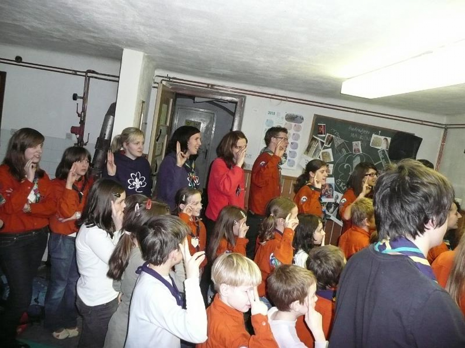 Od petka, 19.2., do ponedeljka, 22.2.2010, smo bili novomeški skavti na skupnem zimovanju. Odločili smo se, da se izstrelimo na planet Skavton v Vnanjih Goricah. Na tem planetu smo si poiskali zatočišče v Mavrični hiši. Od tod smo reševali Zemljo, tako da smo vsak dan spoznali enega od štirih glavnih elementov življenja.