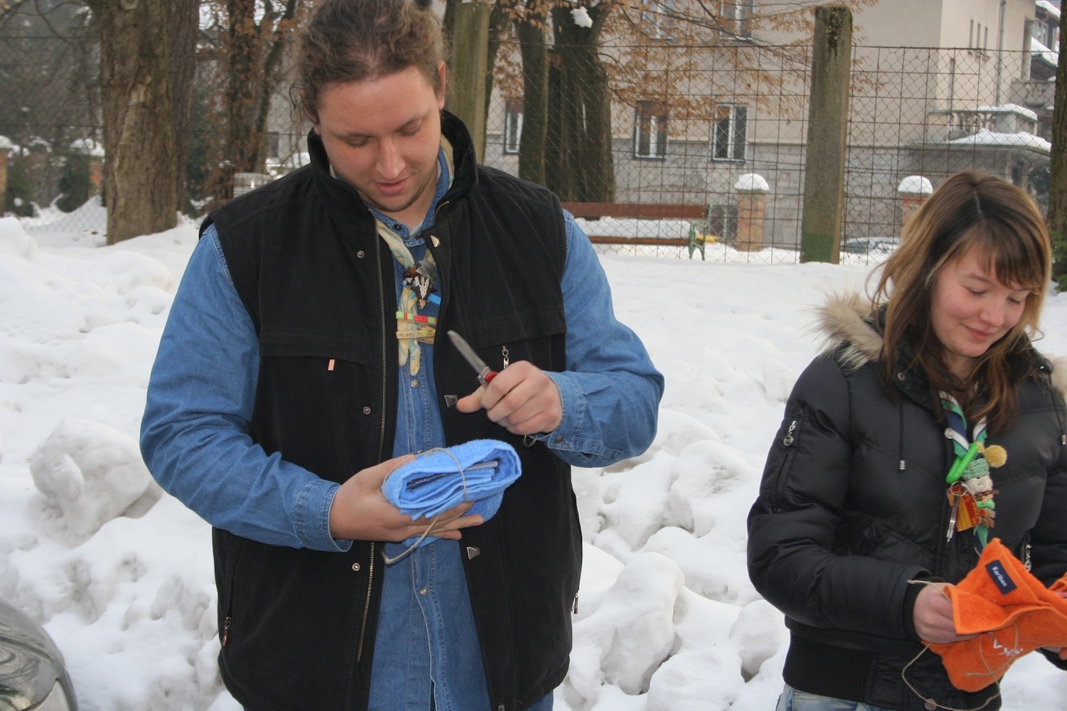 "pa poglejmo kaj se skriva v paketu"