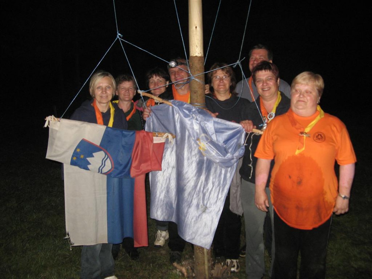 Kar nekaj članov BOKSS Grosuplje ima svoje otroke med mladimi skavti. Ko smo prišli na dan odprtih vrat naše čete v Sajevec pri Ribnici, smo že imeli v glavi peklenski načrt za krajo zastavo. Rečeno storjeno.  

Dogovorili smo se za sredo in se dobili pri Marini ob desetih zvečer. Popili smo še vsak svojo kavico, da nas ne bi spanec preveč zdelal in izdelali načrt.