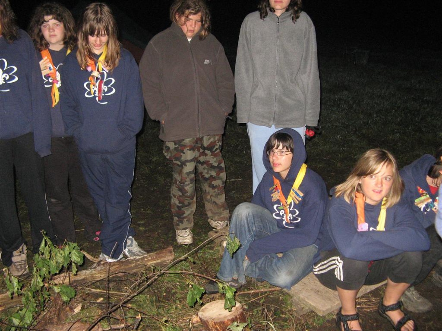 Kar nekaj članov BOKSS Grosuplje ima svoje otroke med mladimi skavti. Ko smo prišli na dan odprtih vrat naše čete v Sajevec pri Ribnici, smo že imeli v glavi peklenski načrt za krajo zastavo. Rečeno storjeno.  

Dogovorili smo se za sredo in se dobili pri Marini ob desetih zvečer. Popili smo še vsak svojo kavico, da nas ne bi spanec preveč zdelal in izdelali načrt.