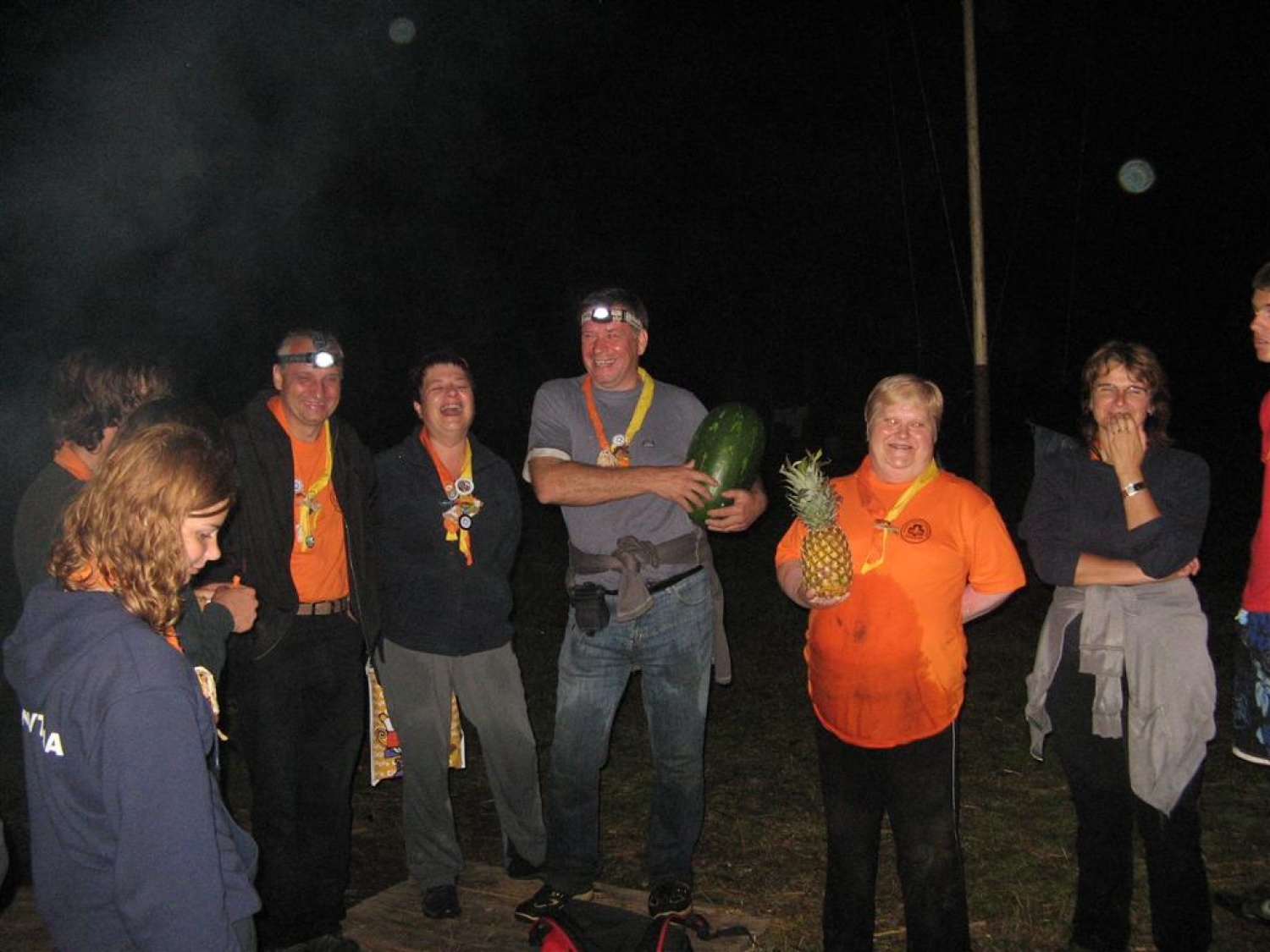 Kar nekaj članov BOKSS Grosuplje ima svoje otroke med mladimi skavti. Ko smo prišli na dan odprtih vrat naše čete v Sajevec pri Ribnici, smo že imeli v glavi peklenski načrt za krajo zastavo. Rečeno storjeno.  

Dogovorili smo se za sredo in se dobili pri Marini ob desetih zvečer. Popili smo še vsak svojo kavico, da nas ne bi spanec preveč zdelal in izdelali načrt.