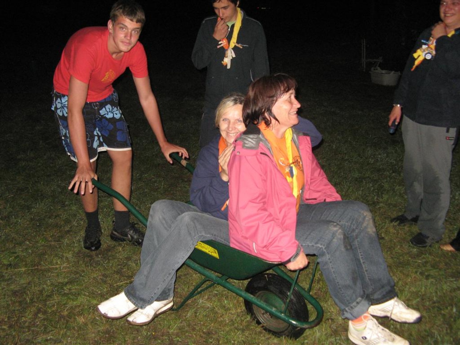 Kar nekaj članov BOKSS Grosuplje ima svoje otroke med mladimi skavti. Ko smo prišli na dan odprtih vrat naše čete v Sajevec pri Ribnici, smo že imeli v glavi peklenski načrt za krajo zastavo. Rečeno storjeno.  

Dogovorili smo se za sredo in se dobili pri Marini ob desetih zvečer. Popili smo še vsak svojo kavico, da nas ne bi spanec preveč zdelal in izdelali načrt.