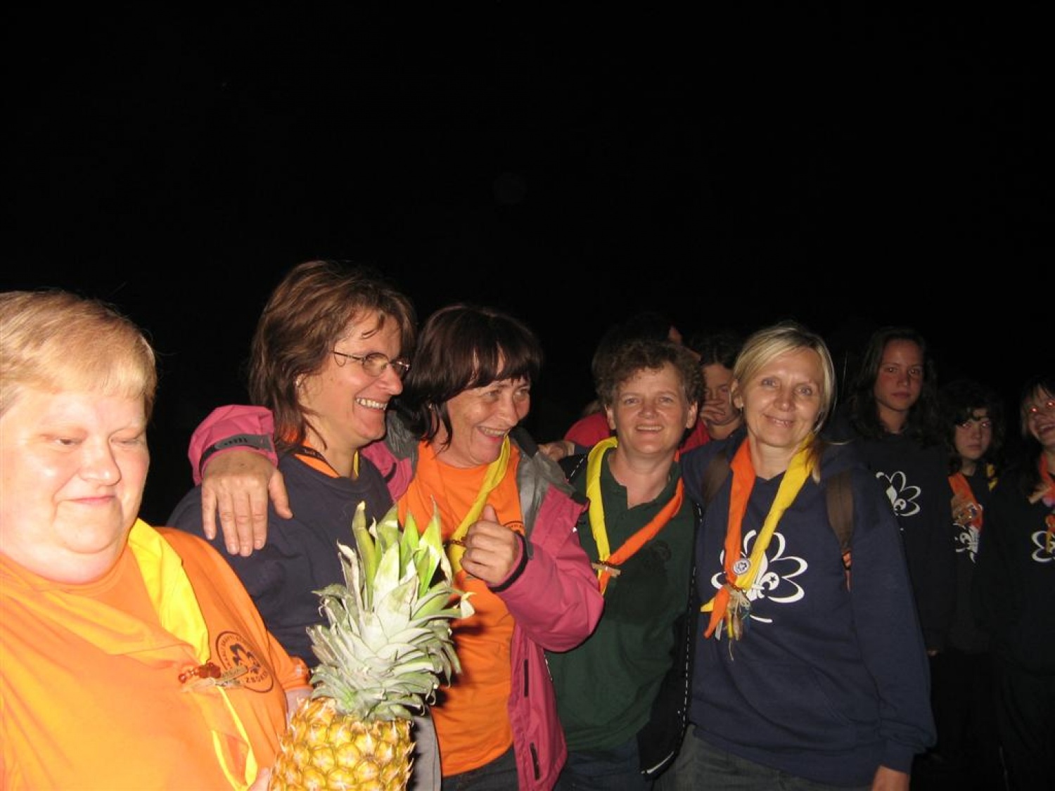 Kar nekaj članov BOKSS Grosuplje ima svoje otroke med mladimi skavti. Ko smo prišli na dan odprtih vrat naše čete v Sajevec pri Ribnici, smo že imeli v glavi peklenski načrt za krajo zastavo. Rečeno storjeno.  

Dogovorili smo se za sredo in se dobili pri Marini ob desetih zvečer. Popili smo še vsak svojo kavico, da nas ne bi spanec preveč zdelal in izdelali načrt.