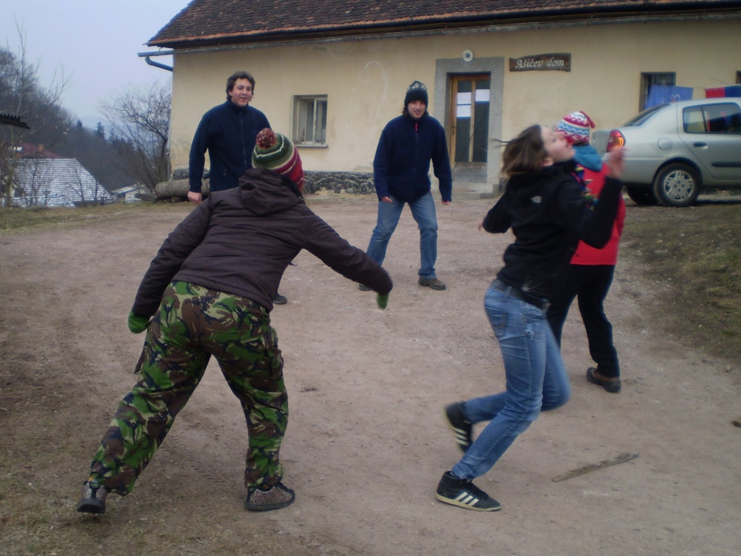 Živeti v džungli? Biti v mali šoli v džungli? Pa čeprav o volčičih in volkuljicah še nič ne veš? Pa saj zato pa je šola! Ja, med 24. in 27. februarjem smo bili mali šolarji življenja v džungli v Vnanjih Goricah!