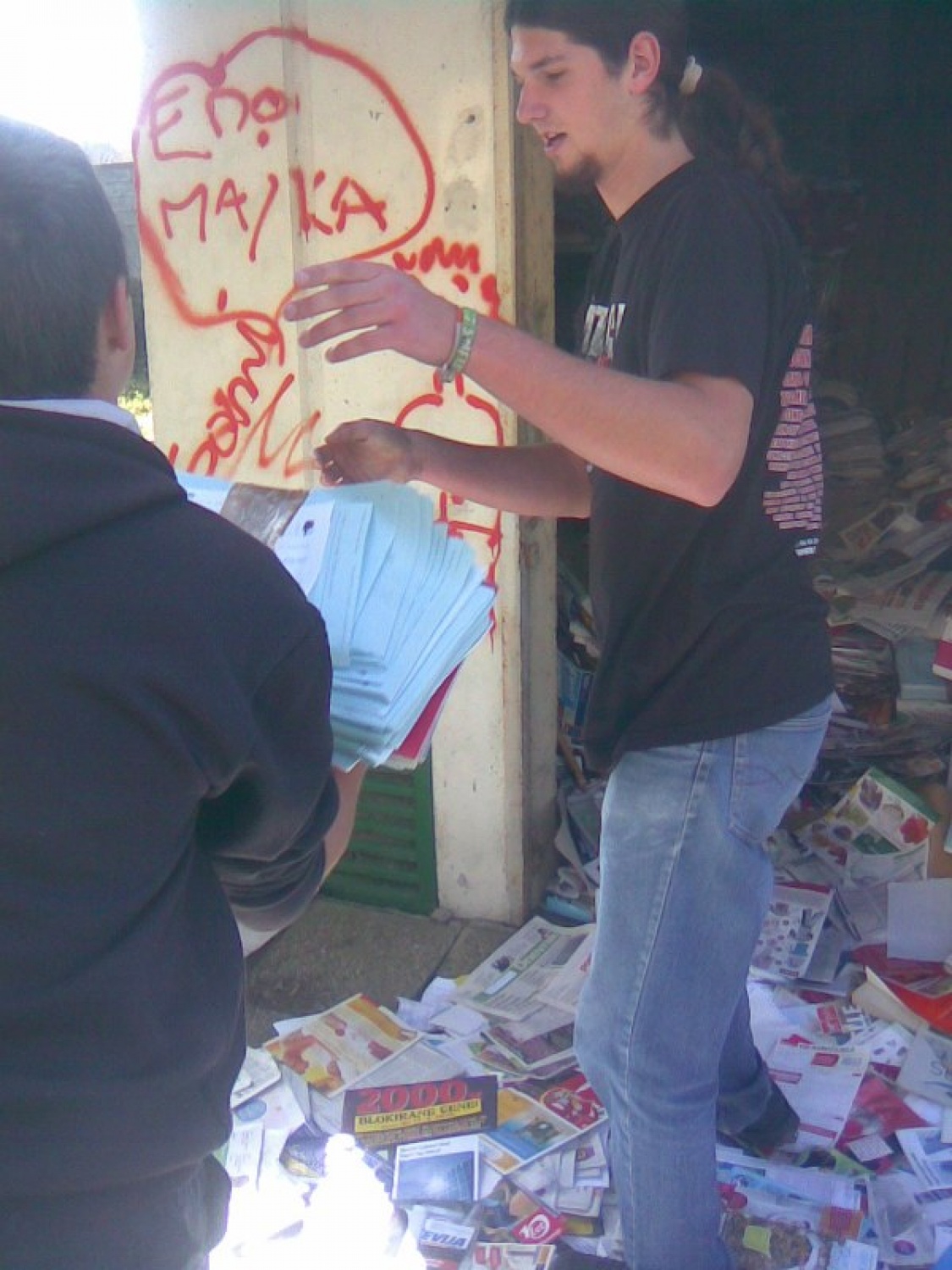 Bilo je toplo zadnje oktobrsko, torkovo dopoldansko jutro, ko sem prihajala v domačo Postojno. Na vlaku sem se slišala še z nekaterimi sovoditelji, ki so mi obljubili nekaj pridnih rok svojih žanjcev za žetev (v razumevanju ekspresivnega pomena v SSKJ govorim o »žetvi pohval«; res, naši veliki otroci so (STE, če to berete!) zelo pridni, vidijo delo in se ga lotijo brez nerganja; brez pretiravanja: zlati so, poglejte jih na spodnjih slikah!). Torej, za žetev na našem rodovitnem skavtskem travniku na Jamski cesti, kjer je bilo potrebno pospraviti »pridelan« star papir v kontejner Dinosa.