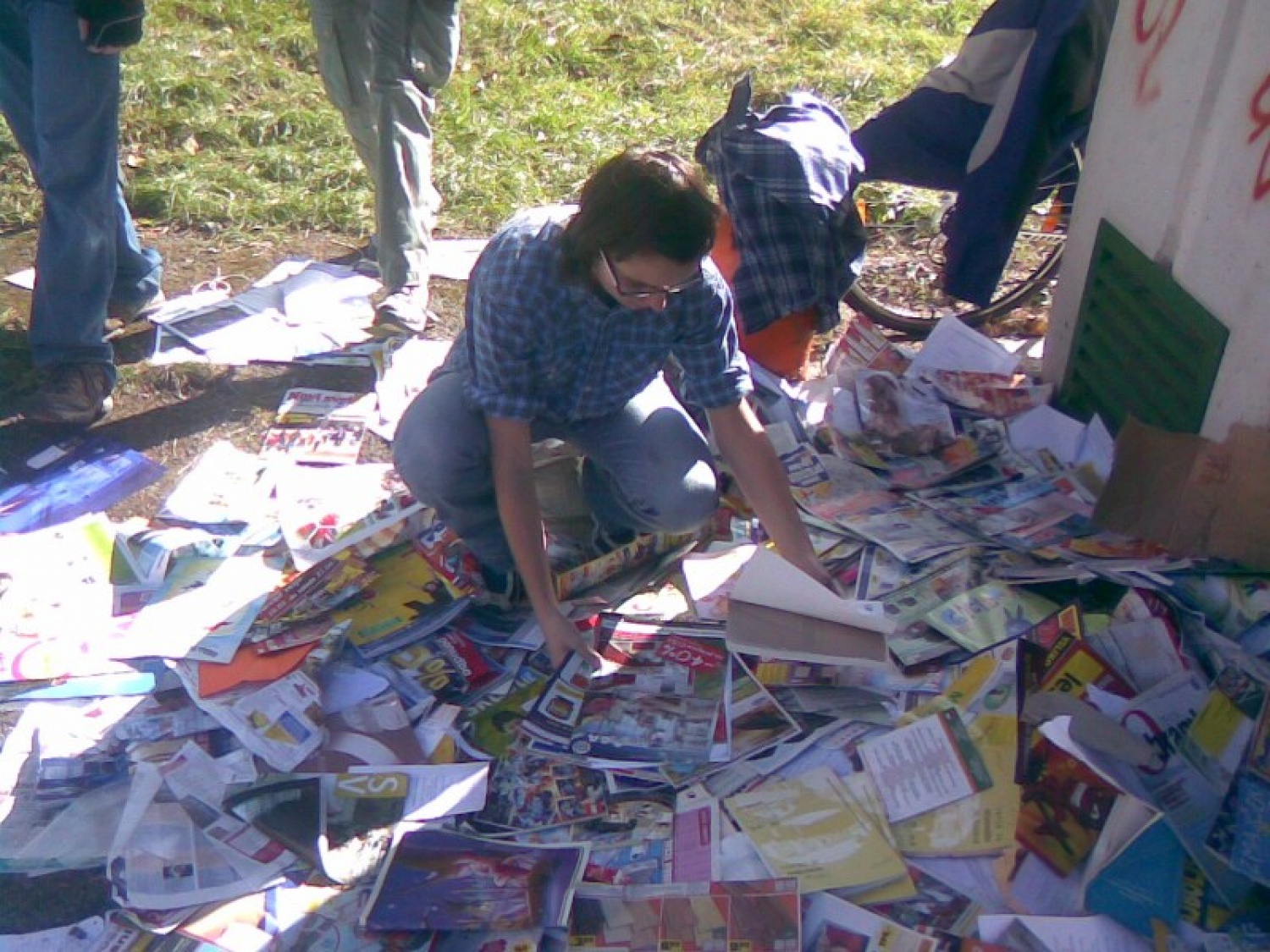 Bilo je toplo zadnje oktobrsko, torkovo dopoldansko jutro, ko sem prihajala v domačo Postojno. Na vlaku sem se slišala še z nekaterimi sovoditelji, ki so mi obljubili nekaj pridnih rok svojih žanjcev za žetev (v razumevanju ekspresivnega pomena v SSKJ govorim o »žetvi pohval«; res, naši veliki otroci so (STE, če to berete!) zelo pridni, vidijo delo in se ga lotijo brez nerganja; brez pretiravanja: zlati so, poglejte jih na spodnjih slikah!). Torej, za žetev na našem rodovitnem skavtskem travniku na Jamski cesti, kjer je bilo potrebno pospraviti »pridelan« star papir v kontejner Dinosa.