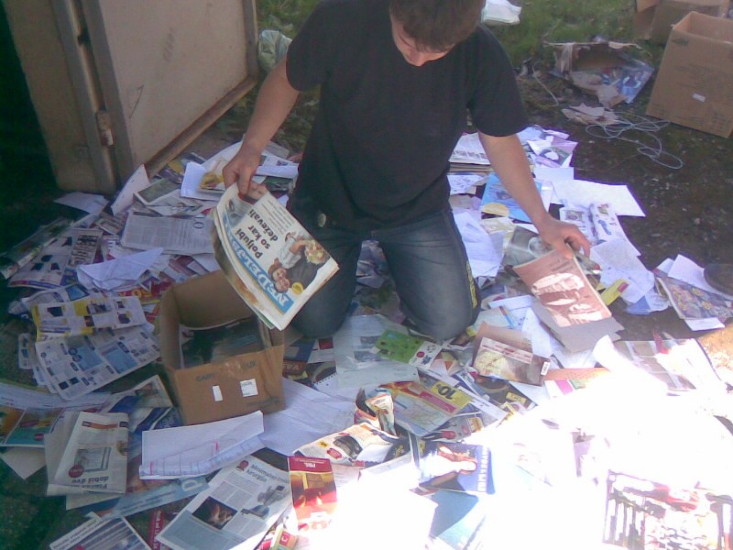 Bilo je toplo zadnje oktobrsko, torkovo dopoldansko jutro, ko sem prihajala v domačo Postojno. Na vlaku sem se slišala še z nekaterimi sovoditelji, ki so mi obljubili nekaj pridnih rok svojih žanjcev za žetev (v razumevanju ekspresivnega pomena v SSKJ govorim o »žetvi pohval«; res, naši veliki otroci so (STE, če to berete!) zelo pridni, vidijo delo in se ga lotijo brez nerganja; brez pretiravanja: zlati so, poglejte jih na spodnjih slikah!). Torej, za žetev na našem rodovitnem skavtskem travniku na Jamski cesti, kjer je bilo potrebno pospraviti »pridelan« star papir v kontejner Dinosa.