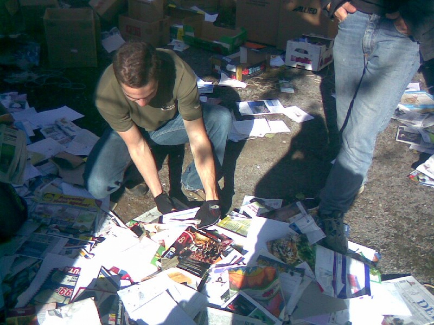 Bilo je toplo zadnje oktobrsko, torkovo dopoldansko jutro, ko sem prihajala v domačo Postojno. Na vlaku sem se slišala še z nekaterimi sovoditelji, ki so mi obljubili nekaj pridnih rok svojih žanjcev za žetev (v razumevanju ekspresivnega pomena v SSKJ govorim o »žetvi pohval«; res, naši veliki otroci so (STE, če to berete!) zelo pridni, vidijo delo in se ga lotijo brez nerganja; brez pretiravanja: zlati so, poglejte jih na spodnjih slikah!). Torej, za žetev na našem rodovitnem skavtskem travniku na Jamski cesti, kjer je bilo potrebno pospraviti »pridelan« star papir v kontejner Dinosa.