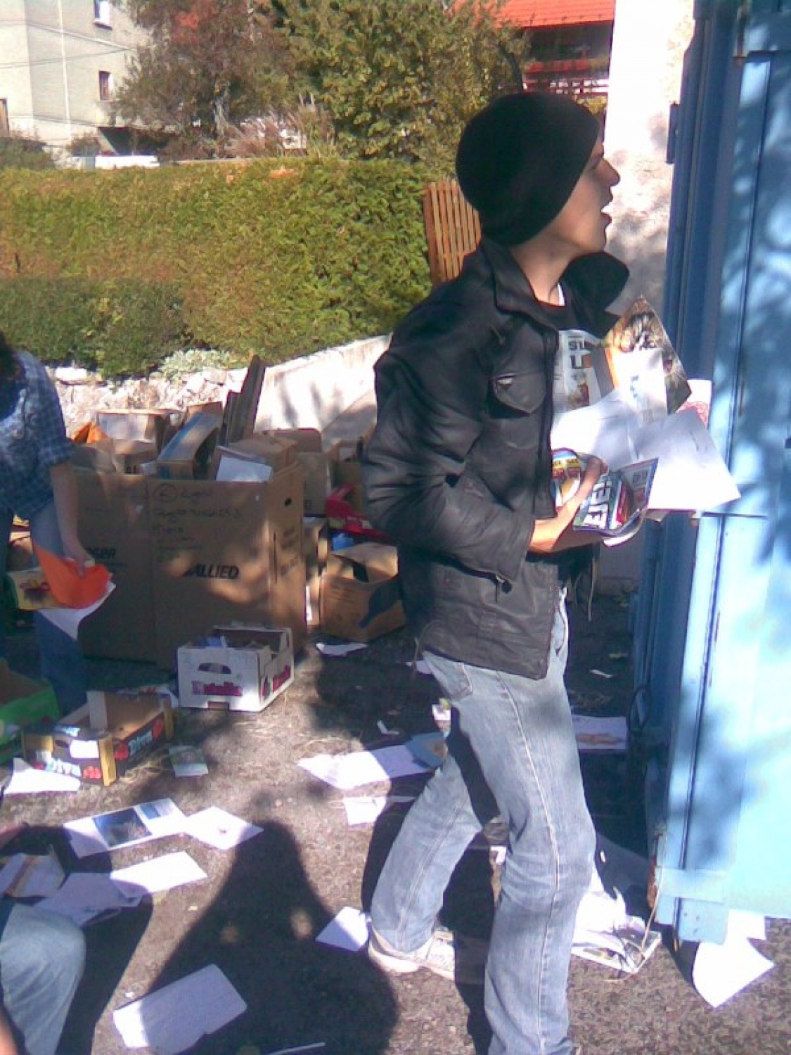 Bilo je toplo zadnje oktobrsko, torkovo dopoldansko jutro, ko sem prihajala v domačo Postojno. Na vlaku sem se slišala še z nekaterimi sovoditelji, ki so mi obljubili nekaj pridnih rok svojih žanjcev za žetev (v razumevanju ekspresivnega pomena v SSKJ govorim o »žetvi pohval«; res, naši veliki otroci so (STE, če to berete!) zelo pridni, vidijo delo in se ga lotijo brez nerganja; brez pretiravanja: zlati so, poglejte jih na spodnjih slikah!). Torej, za žetev na našem rodovitnem skavtskem travniku na Jamski cesti, kjer je bilo potrebno pospraviti »pridelan« star papir v kontejner Dinosa.