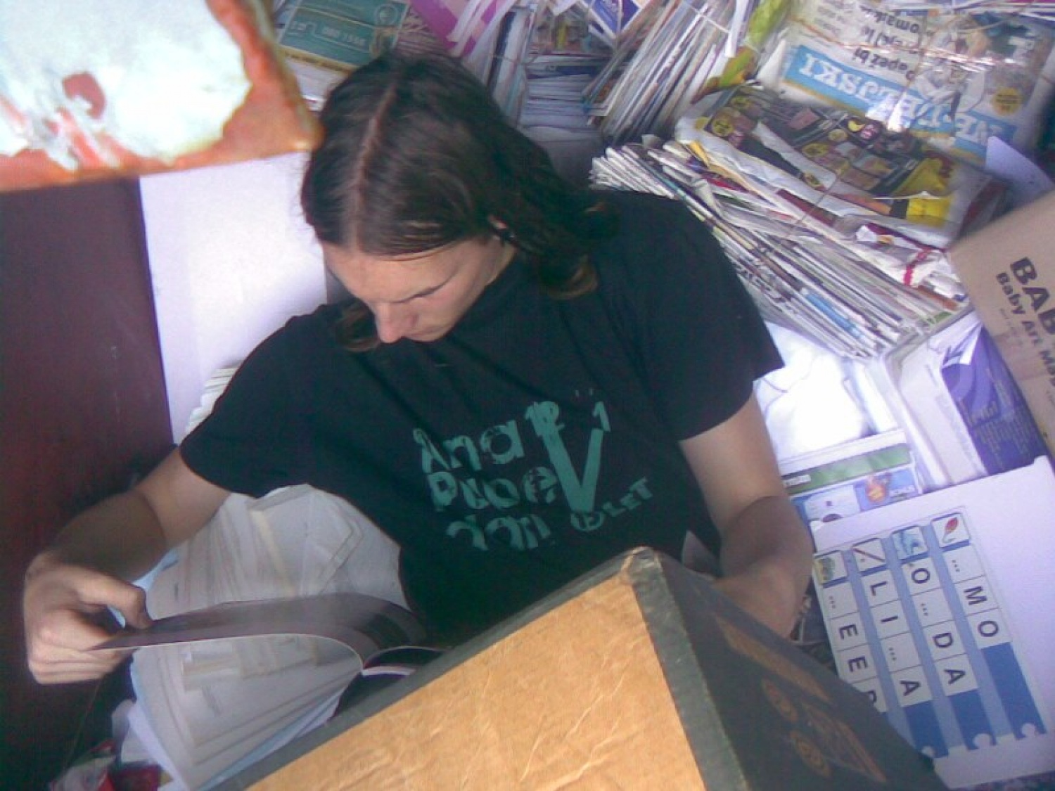 Bilo je toplo zadnje oktobrsko, torkovo dopoldansko jutro, ko sem prihajala v domačo Postojno. Na vlaku sem se slišala še z nekaterimi sovoditelji, ki so mi obljubili nekaj pridnih rok svojih žanjcev za žetev (v razumevanju ekspresivnega pomena v SSKJ govorim o »žetvi pohval«; res, naši veliki otroci so (STE, če to berete!) zelo pridni, vidijo delo in se ga lotijo brez nerganja; brez pretiravanja: zlati so, poglejte jih na spodnjih slikah!). Torej, za žetev na našem rodovitnem skavtskem travniku na Jamski cesti, kjer je bilo potrebno pospraviti »pridelan« star papir v kontejner Dinosa.