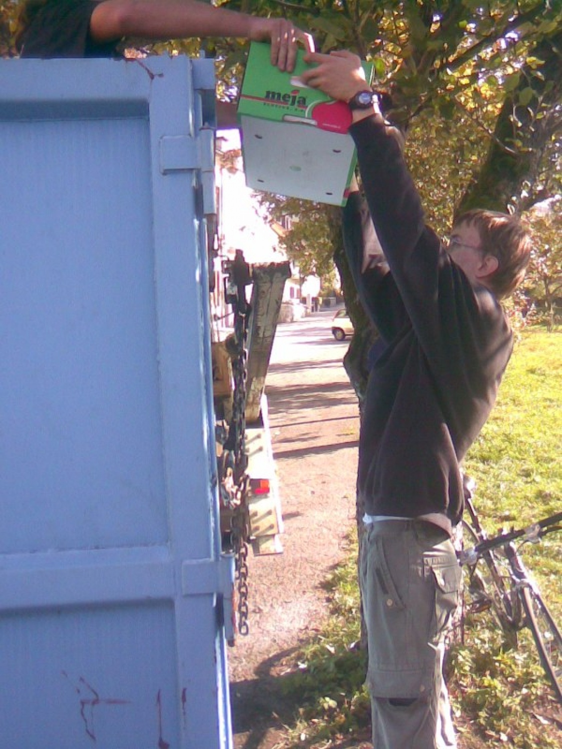 Bilo je toplo zadnje oktobrsko, torkovo dopoldansko jutro, ko sem prihajala v domačo Postojno. Na vlaku sem se slišala še z nekaterimi sovoditelji, ki so mi obljubili nekaj pridnih rok svojih žanjcev za žetev (v razumevanju ekspresivnega pomena v SSKJ govorim o »žetvi pohval«; res, naši veliki otroci so (STE, če to berete!) zelo pridni, vidijo delo in se ga lotijo brez nerganja; brez pretiravanja: zlati so, poglejte jih na spodnjih slikah!). Torej, za žetev na našem rodovitnem skavtskem travniku na Jamski cesti, kjer je bilo potrebno pospraviti »pridelan« star papir v kontejner Dinosa.
