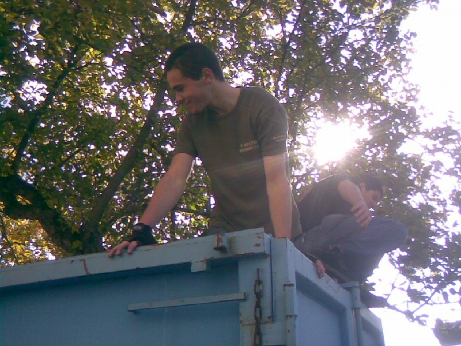 Bilo je toplo zadnje oktobrsko, torkovo dopoldansko jutro, ko sem prihajala v domačo Postojno. Na vlaku sem se slišala še z nekaterimi sovoditelji, ki so mi obljubili nekaj pridnih rok svojih žanjcev za žetev (v razumevanju ekspresivnega pomena v SSKJ govorim o »žetvi pohval«; res, naši veliki otroci so (STE, če to berete!) zelo pridni, vidijo delo in se ga lotijo brez nerganja; brez pretiravanja: zlati so, poglejte jih na spodnjih slikah!). Torej, za žetev na našem rodovitnem skavtskem travniku na Jamski cesti, kjer je bilo potrebno pospraviti »pridelan« star papir v kontejner Dinosa.