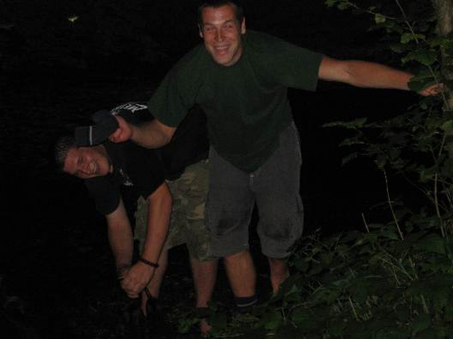 Stric Denny je že star mož pri skavtih, ki počasi že razmišlja o umiku. In kot vsak starček, se tudi on rad pohvali s skavtskimi dogodivščinami v mlajših letih. Prišlo je leto, ko je rekel, da bo zadnje leto deloval v veji PP (tako je vsaj mislil), potem pa se umaknil in stvar prepustil mladim voditeljem. To leto je imel za sovoditelja nadobudnega in ambicioznega skavta - recimo da mu je ime Jaka. Nekega dne sta se dobila pri Dennyu, jedla kremšnite in se pogovarjala. Pogovor je nanesel na krajo zastave in seveda, stric Denny je povedal zgodbo: