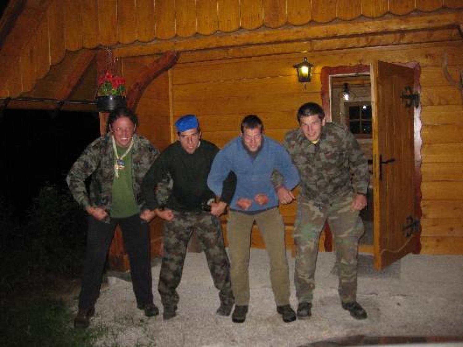 Stric Denny je že star mož pri skavtih, ki počasi že razmišlja o umiku. In kot vsak starček, se tudi on rad pohvali s skavtskimi dogodivščinami v mlajših letih. Prišlo je leto, ko je rekel, da bo zadnje leto deloval v veji PP (tako je vsaj mislil), potem pa se umaknil in stvar prepustil mladim voditeljem. To leto je imel za sovoditelja nadobudnega in ambicioznega skavta - recimo da mu je ime Jaka. Nekega dne sta se dobila pri Dennyu, jedla kremšnite in se pogovarjala. Pogovor je nanesel na krajo zastave in seveda, stric Denny je povedal zgodbo: