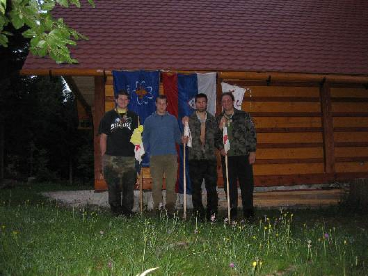 Stric Denny je že star mož pri skavtih, ki počasi že razmišlja o umiku. In kot vsak starček, se tudi on rad pohvali s skavtskimi dogodivščinami v mlajših letih. Prišlo je leto, ko je rekel, da bo zadnje leto deloval v veji PP (tako je vsaj mislil), potem pa se umaknil in stvar prepustil mladim voditeljem. To leto je imel za sovoditelja nadobudnega in ambicioznega skavta - recimo da mu je ime Jaka. Nekega dne sta se dobila pri Dennyu, jedla kremšnite in se pogovarjala. Pogovor je nanesel na krajo zastave in seveda, stric Denny je povedal zgodbo: