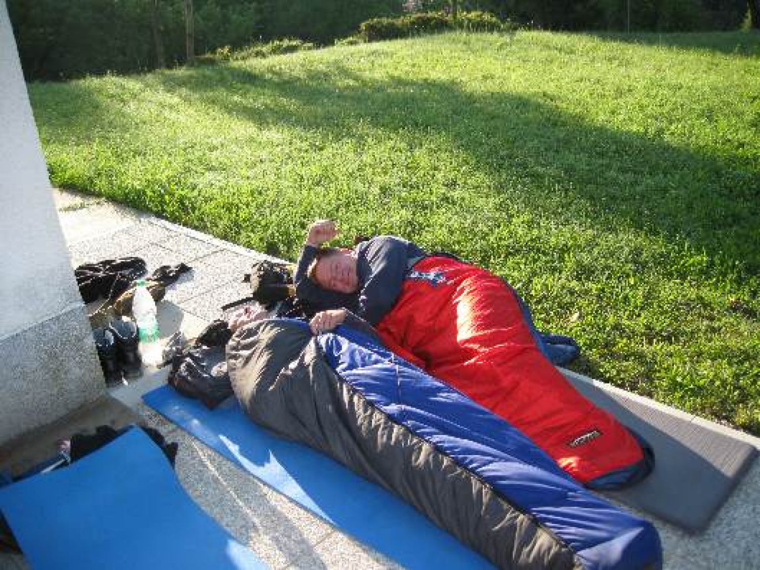 Stric Denny je že star mož pri skavtih, ki počasi že razmišlja o umiku. In kot vsak starček, se tudi on rad pohvali s skavtskimi dogodivščinami v mlajših letih. Prišlo je leto, ko je rekel, da bo zadnje leto deloval v veji PP (tako je vsaj mislil), potem pa se umaknil in stvar prepustil mladim voditeljem. To leto je imel za sovoditelja nadobudnega in ambicioznega skavta - recimo da mu je ime Jaka. Nekega dne sta se dobila pri Dennyu, jedla kremšnite in se pogovarjala. Pogovor je nanesel na krajo zastave in seveda, stric Denny je povedal zgodbo: