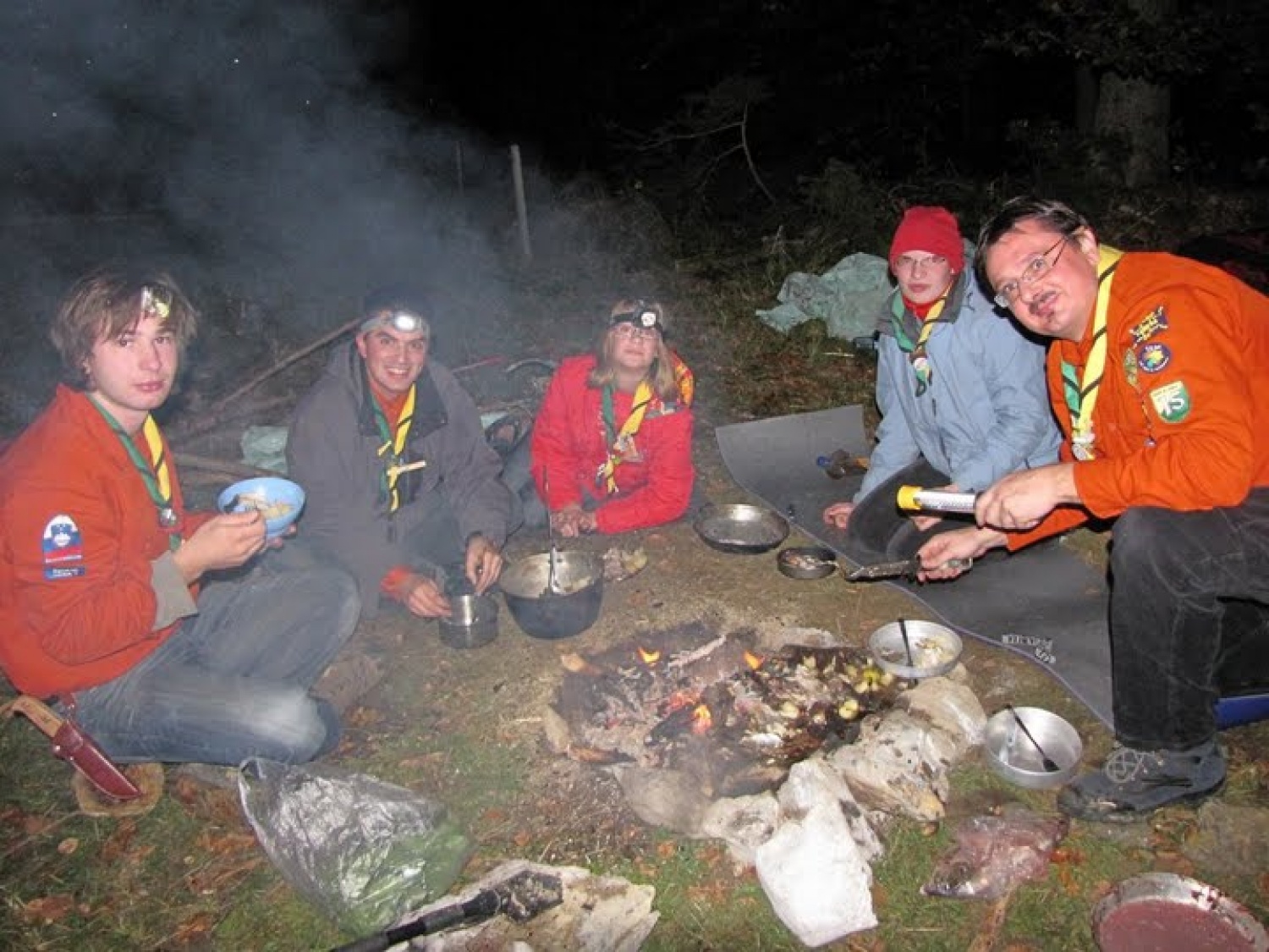 Vabilo na letošnji že 3. tradicionalni skavtski vikend preživetja v naravi – Prekaljene mačke se je glasil nekako tako: »Če te zanima, kako se skavti znajdemo v naravi z malo ali skoraj nič pripomočki, kako znamo v duhu 6. skavtskega zakona spoštljivo živeti z naravo, kako zmoremo jesti z jedilnika, ki nam ga ponuja narava, kako na prostem varno zakurimo ogenj, kako prespimo v gozdu,… oziroma bi rad v družbi prijateljev in čudovite narave ponovil in nadgradil vse te veščine, potem moraš priti!«