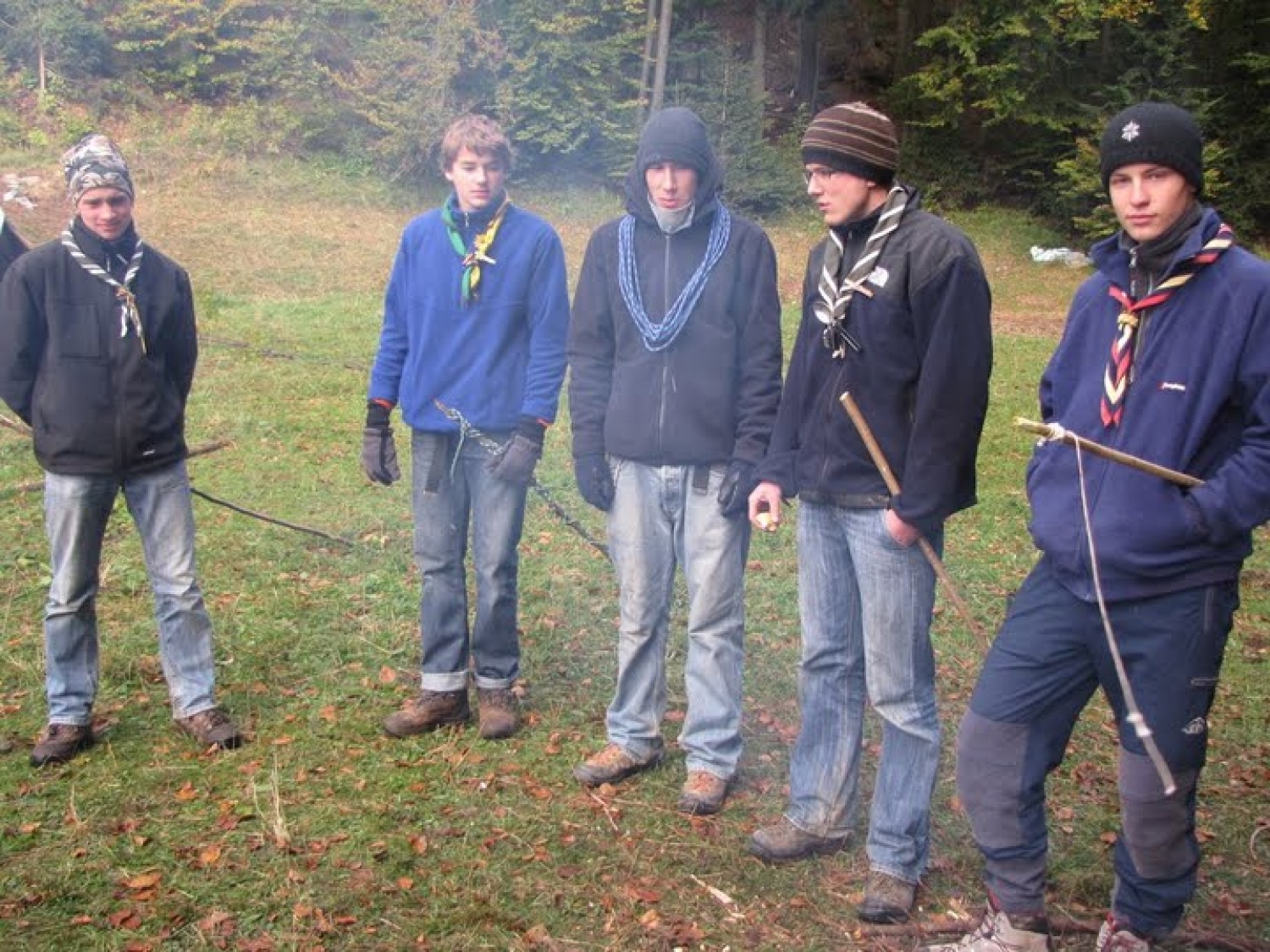 Vabilo na letošnji že 3. tradicionalni skavtski vikend preživetja v naravi – Prekaljene mačke se je glasil nekako tako: »Če te zanima, kako se skavti znajdemo v naravi z malo ali skoraj nič pripomočki, kako znamo v duhu 6. skavtskega zakona spoštljivo živeti z naravo, kako zmoremo jesti z jedilnika, ki nam ga ponuja narava, kako na prostem varno zakurimo ogenj, kako prespimo v gozdu,… oziroma bi rad v družbi prijateljev in čudovite narave ponovil in nadgradil vse te veščine, potem moraš priti!«