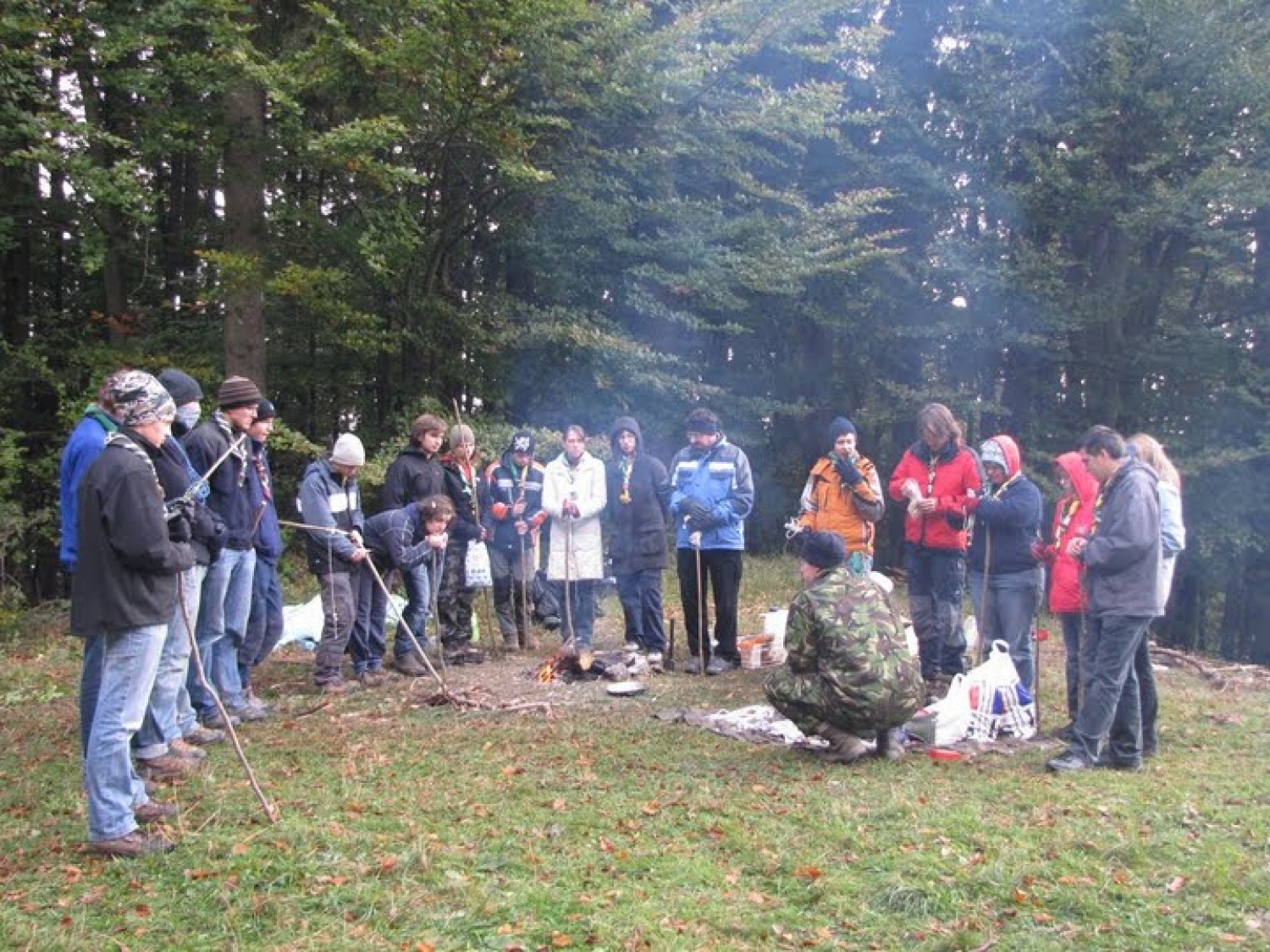 Vabilo na letošnji že 3. tradicionalni skavtski vikend preživetja v naravi – Prekaljene mačke se je glasil nekako tako: »Če te zanima, kako se skavti znajdemo v naravi z malo ali skoraj nič pripomočki, kako znamo v duhu 6. skavtskega zakona spoštljivo živeti z naravo, kako zmoremo jesti z jedilnika, ki nam ga ponuja narava, kako na prostem varno zakurimo ogenj, kako prespimo v gozdu,… oziroma bi rad v družbi prijateljev in čudovite narave ponovil in nadgradil vse te veščine, potem moraš priti!«