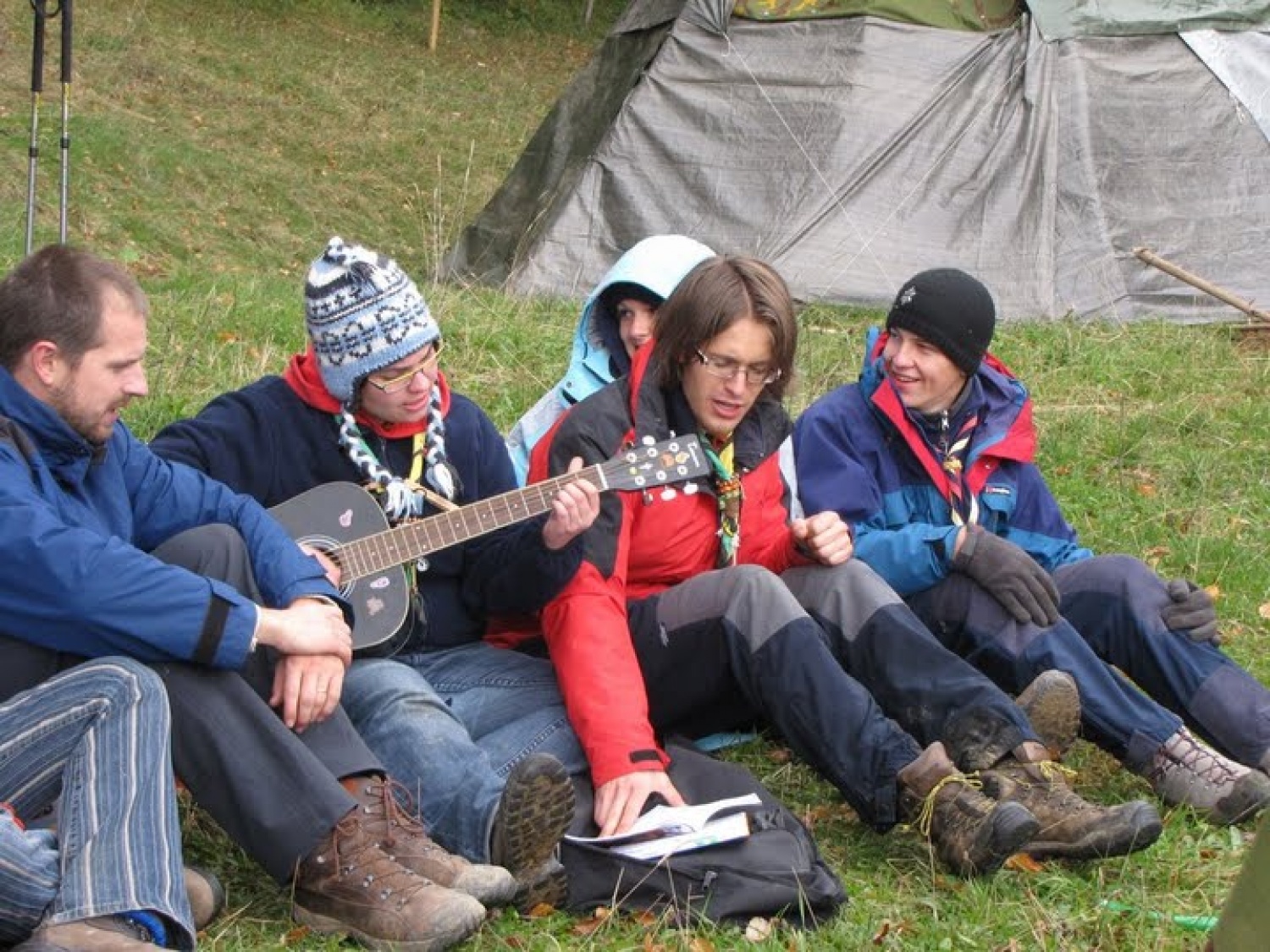 Vabilo na letošnji že 3. tradicionalni skavtski vikend preživetja v naravi – Prekaljene mačke se je glasil nekako tako: »Če te zanima, kako se skavti znajdemo v naravi z malo ali skoraj nič pripomočki, kako znamo v duhu 6. skavtskega zakona spoštljivo živeti z naravo, kako zmoremo jesti z jedilnika, ki nam ga ponuja narava, kako na prostem varno zakurimo ogenj, kako prespimo v gozdu,… oziroma bi rad v družbi prijateljev in čudovite narave ponovil in nadgradil vse te veščine, potem moraš priti!«