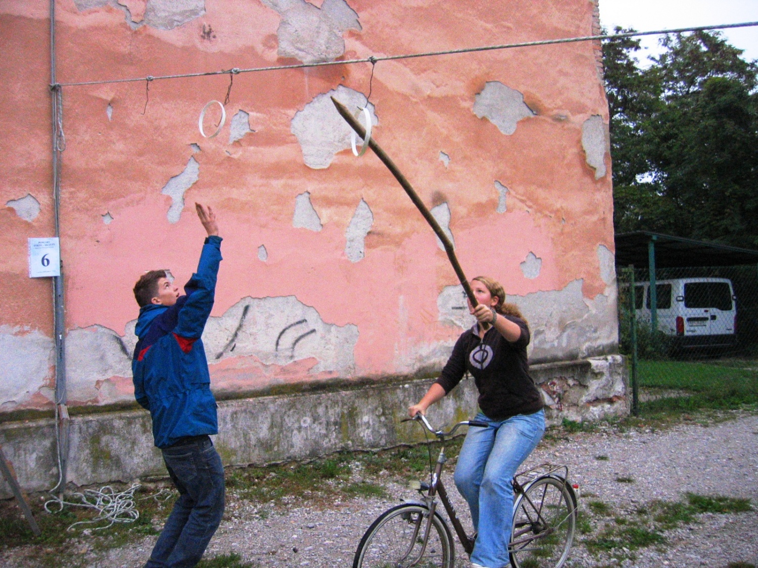 napad na plastične obroče