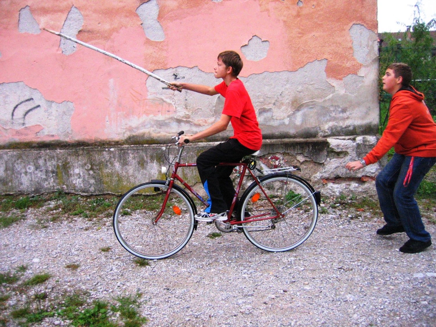 pogumni vitezi grejo v napad