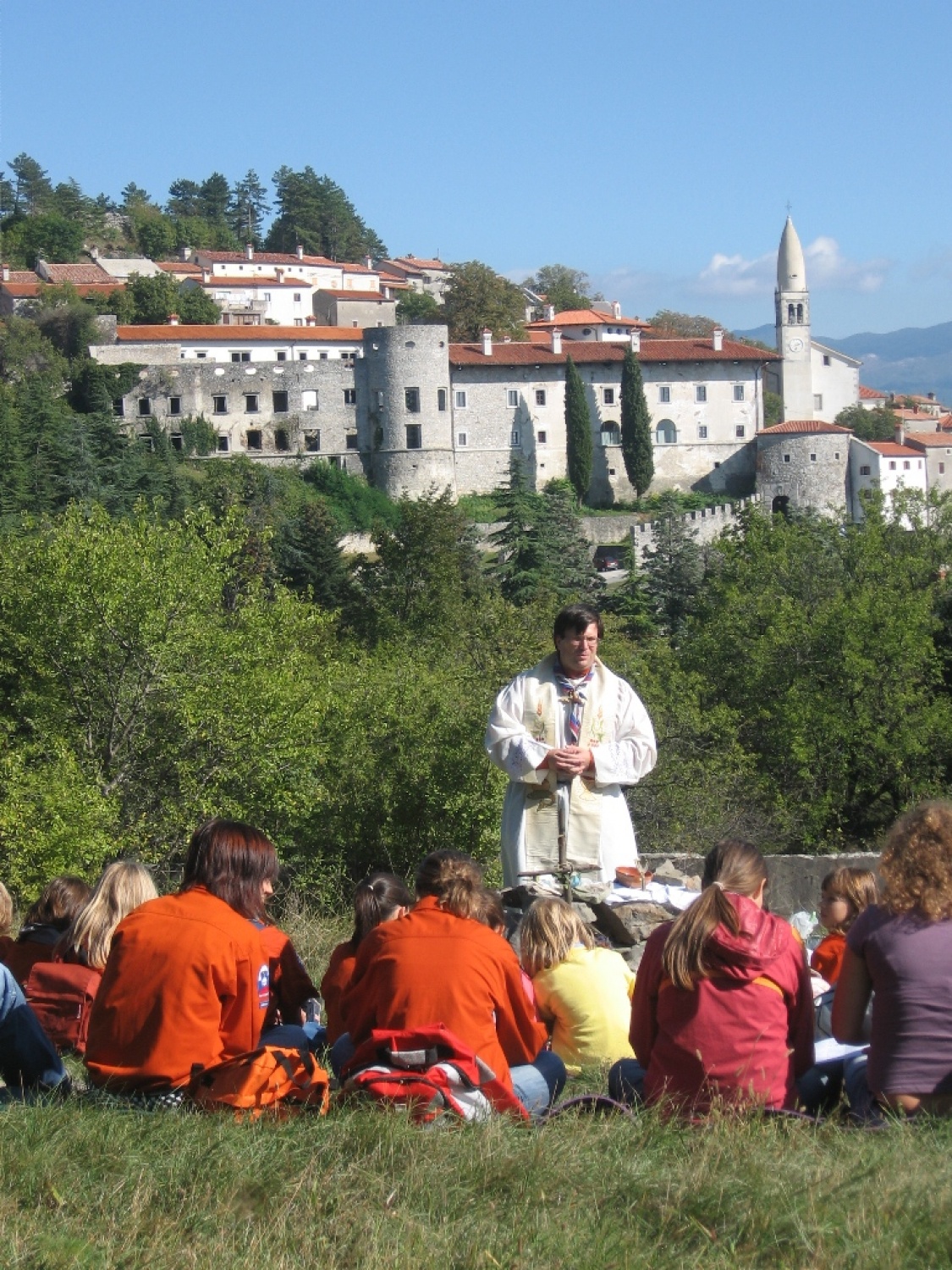 maša, štanjel v ozadju