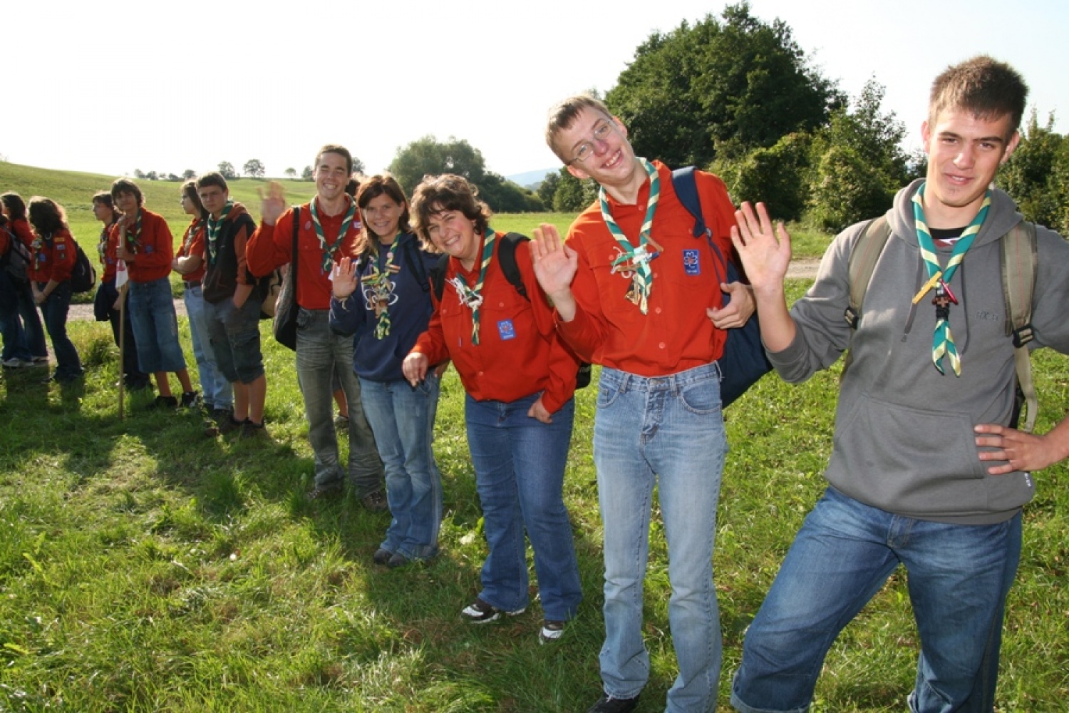 Najprej zvestim bralcem SkavtOPISa dolgujem uvodna opozorila (in opravičilo), če bo ta članek drugačne zgradbe kot ste ga vajeni. Vem, da imamo v ta namen primernejše besedilne vrste in temu ustrezne rubrike v medijih; priznam tudi, da so le-te na vidiku (da se v prihodnosti v njih izrazim), a tale vid-ik je, kljub temu da zrem v svet skozi povečevalna stekla, vseeno še precej zamegljen.